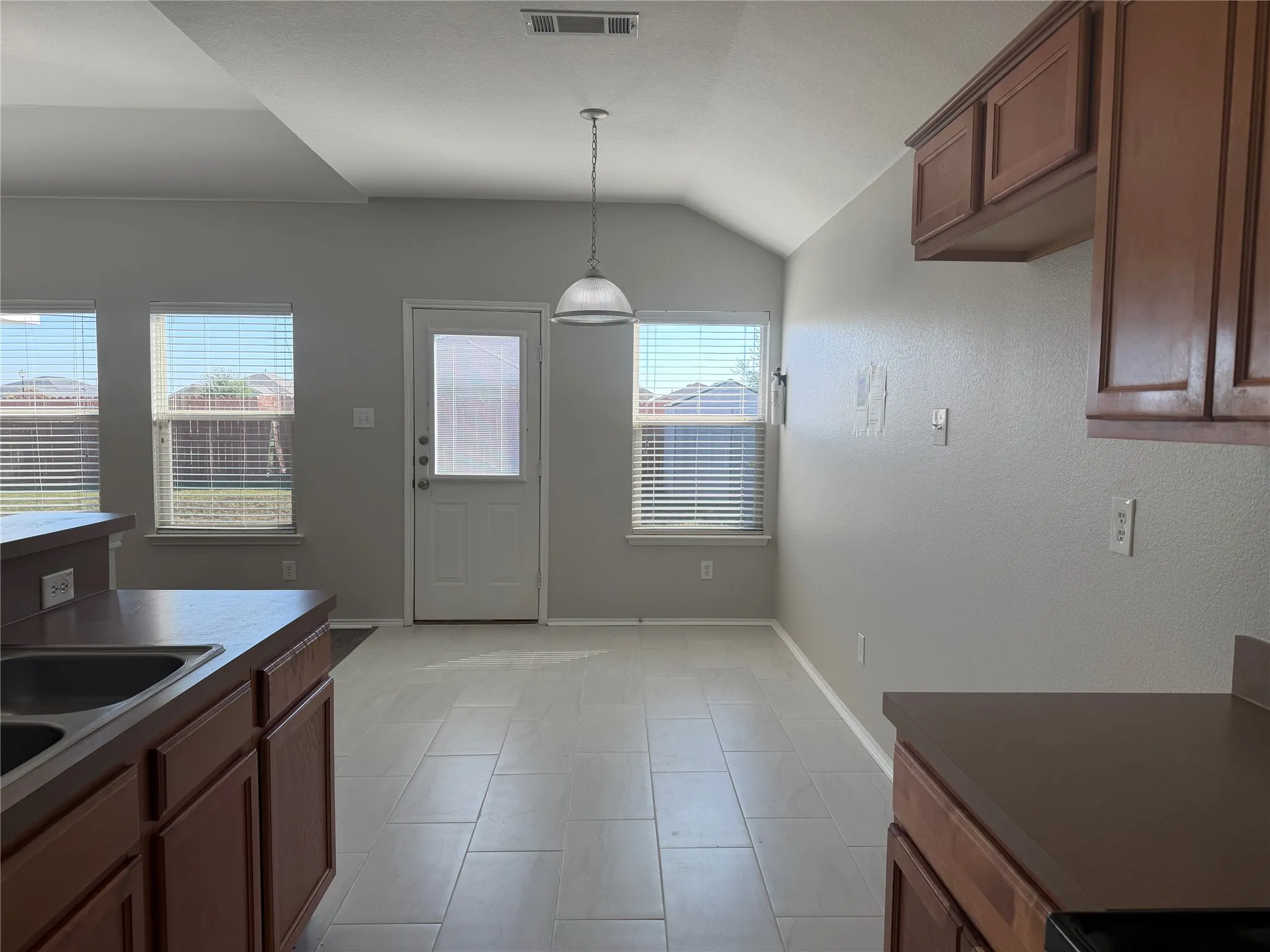 Single Family Residence For Rent in Collin County , 301 Meadow Lark Lane, Anna, Texas 75409, 3 Bedroom, 2 Bathroom, 2 Garage spaces, 1,391 Sqft, built in 2005, mls#21307720, Real Estate Agent in Anna, Homes For Rent in Collin county, Homes For Rent in Anna, Realtor in Anna Texas, Real Estate Brokerage Independent Realty Texas, Luminita Cordes Realtor