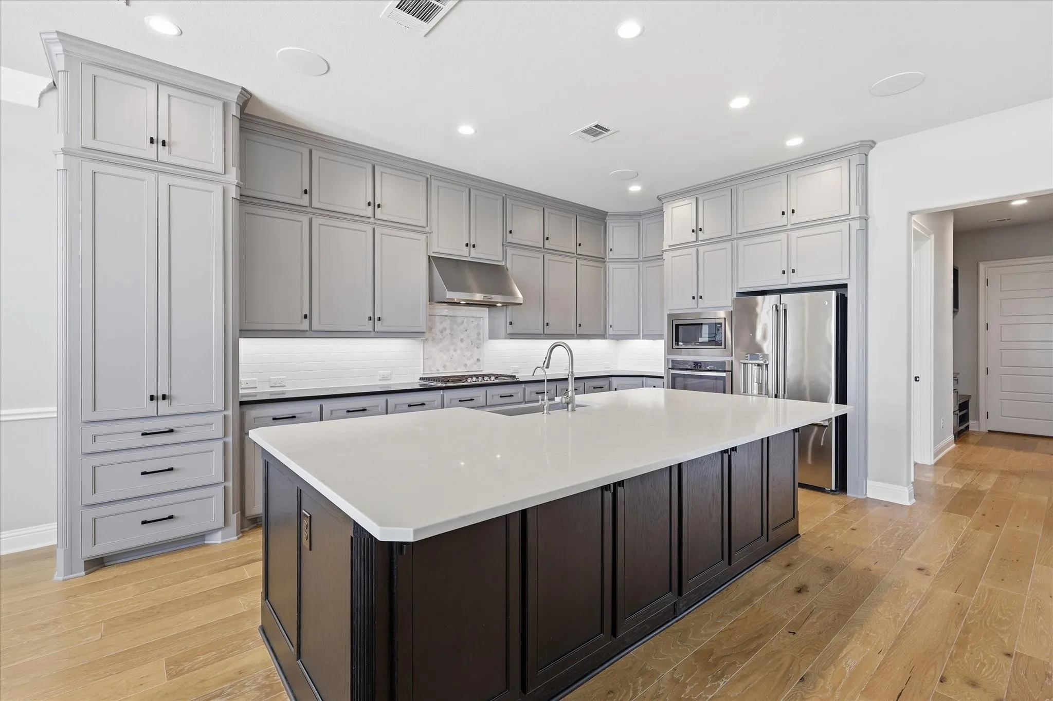 Single Family Residence For Sale in Parker County , 1713 Roundtree Circle E, Fort Worth, Texas 76008, 4 Bedroom, 5 Bathroom, 2 Garage spaces, 3,917 Sqft, built in 2018, mls#21274828, Real Estate Agent in Fort Worth, Homes For Sale in Parker county, Homes For Sale in Fort Worth, Realtor in Fort Worth Texas, Real Estate Brokerage Independent Realty Texas, Luminita Cordes Realtor