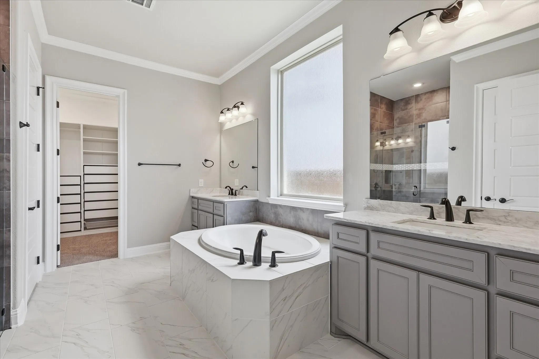 Single Family Residence For Sale in Parker County , 1713 Roundtree Circle E, Fort Worth, Texas 76008, 4 Bedroom, 5 Bathroom, 2 Garage spaces, 3,917 Sqft, built in 2018, mls#21274828, Real Estate Agent in Fort Worth, Homes For Sale in Parker county, Homes For Sale in Fort Worth, Realtor in Fort Worth Texas, Real Estate Brokerage Independent Realty Texas, Luminita Cordes Realtor