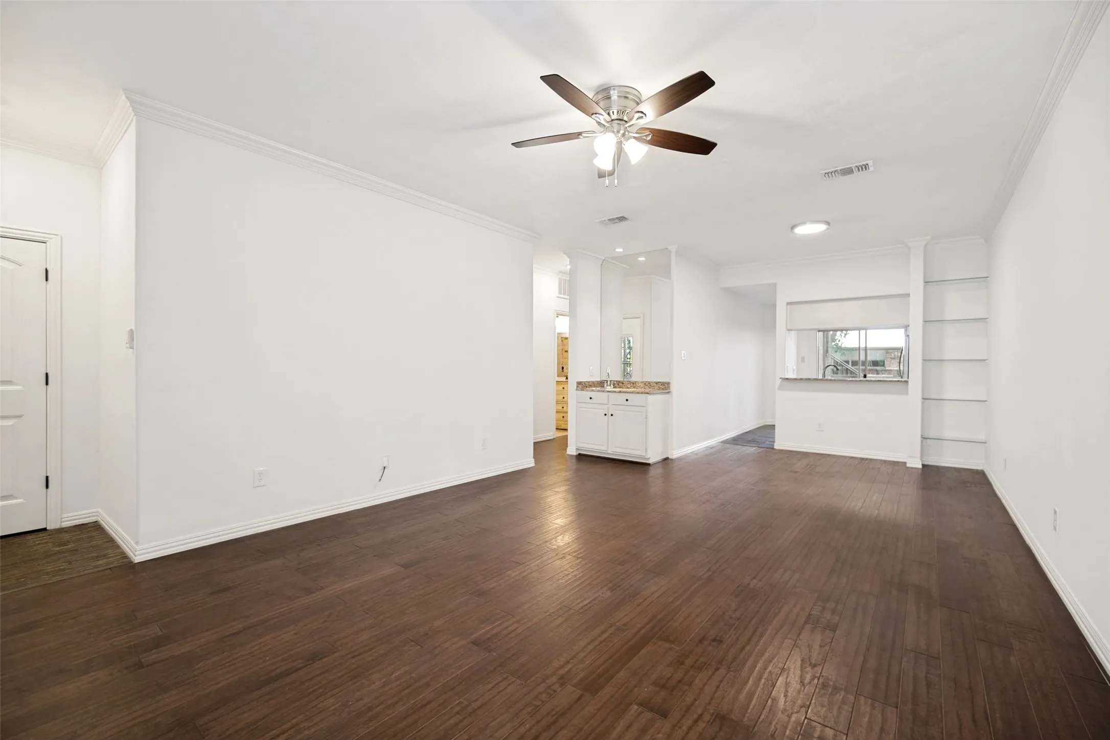 Condominium For Sale in Dallas County , 5740 Martel Avenue A2, Dallas, Texas 75206, 2 Bedroom, 2 Bathroom, Garage spaces, 1,106 Sqft, built in 1983, mls#21307058, Real Estate Agent in Dallas, Homes For Sale in Dallas county, Homes For Sale in Dallas, Realtor in Dallas Texas, Real Estate Brokerage Independent Realty Texas, Luminita Cordes Realtor