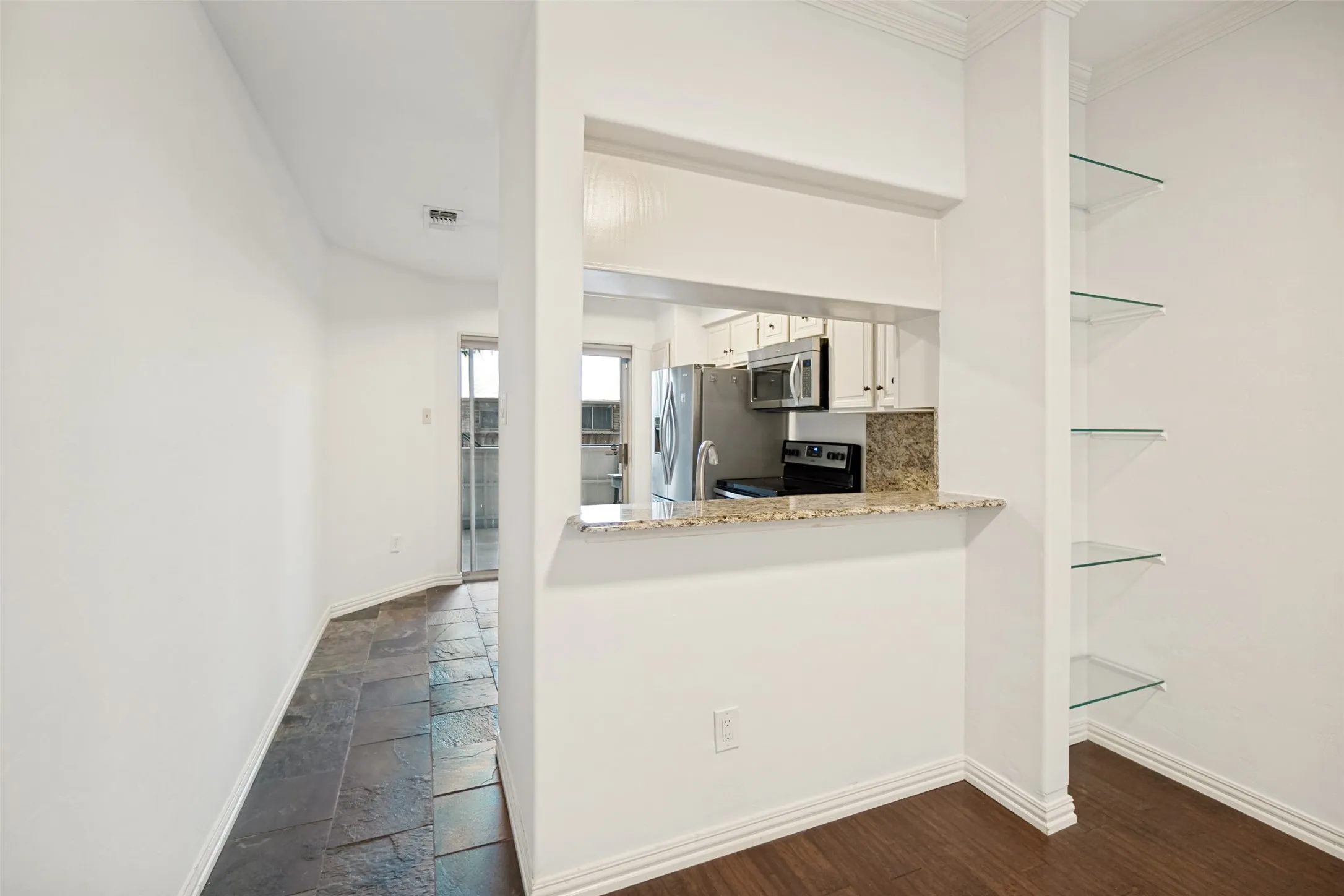 Condominium For Sale in Dallas County , 5740 Martel Avenue A2, Dallas, Texas 75206, 2 Bedroom, 2 Bathroom, Garage spaces, 1,106 Sqft, built in 1983, mls#21307058, Real Estate Agent in Dallas, Homes For Sale in Dallas county, Homes For Sale in Dallas, Realtor in Dallas Texas, Real Estate Brokerage Independent Realty Texas, Luminita Cordes Realtor