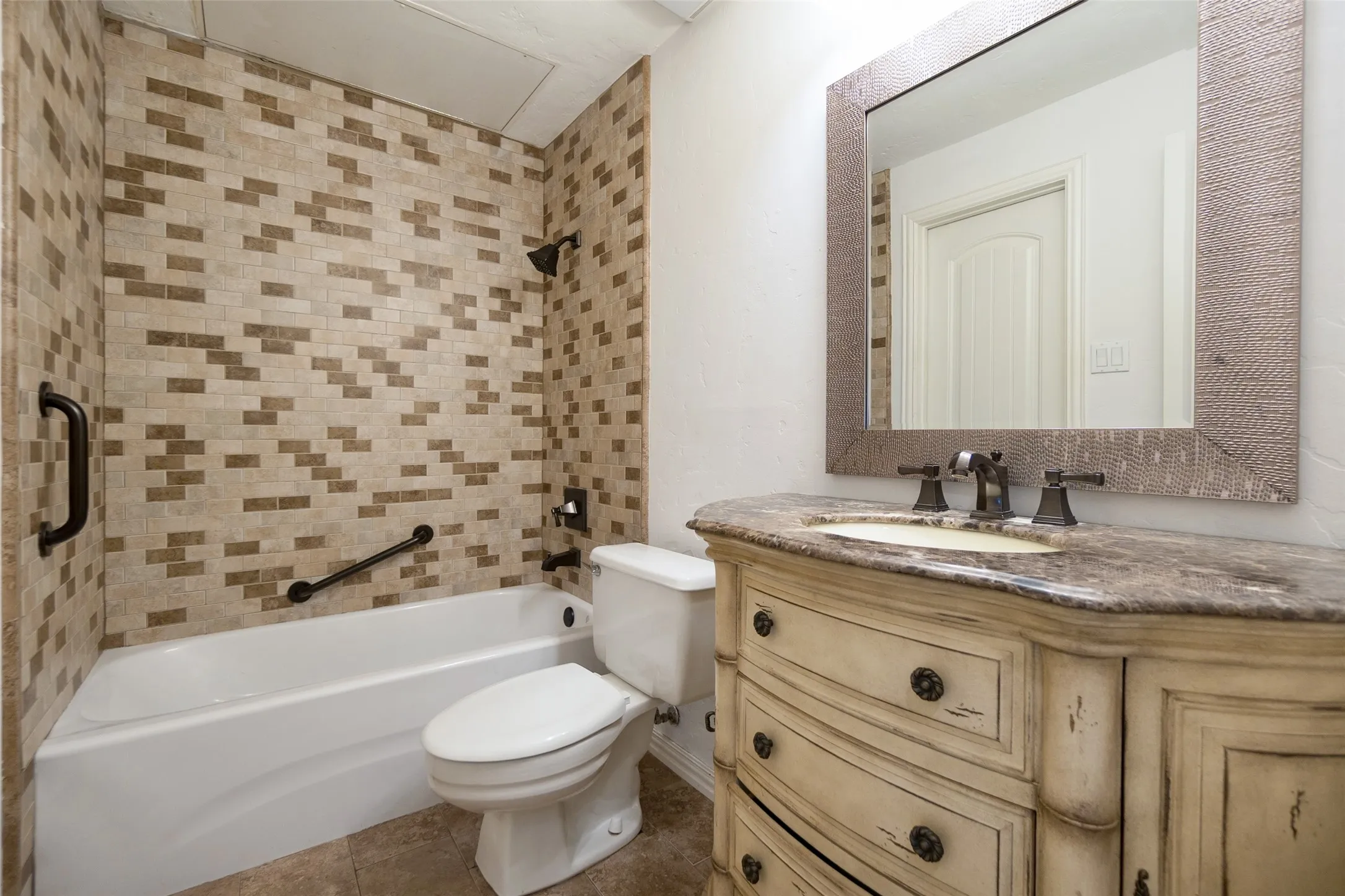 Condominium For Sale in Dallas County , 5740 Martel Avenue A2, Dallas, Texas 75206, 2 Bedroom, 2 Bathroom, Garage spaces, 1,106 Sqft, built in 1983, mls#21307058, Real Estate Agent in Dallas, Homes For Sale in Dallas county, Homes For Sale in Dallas, Realtor in Dallas Texas, Real Estate Brokerage Independent Realty Texas, Luminita Cordes Realtor