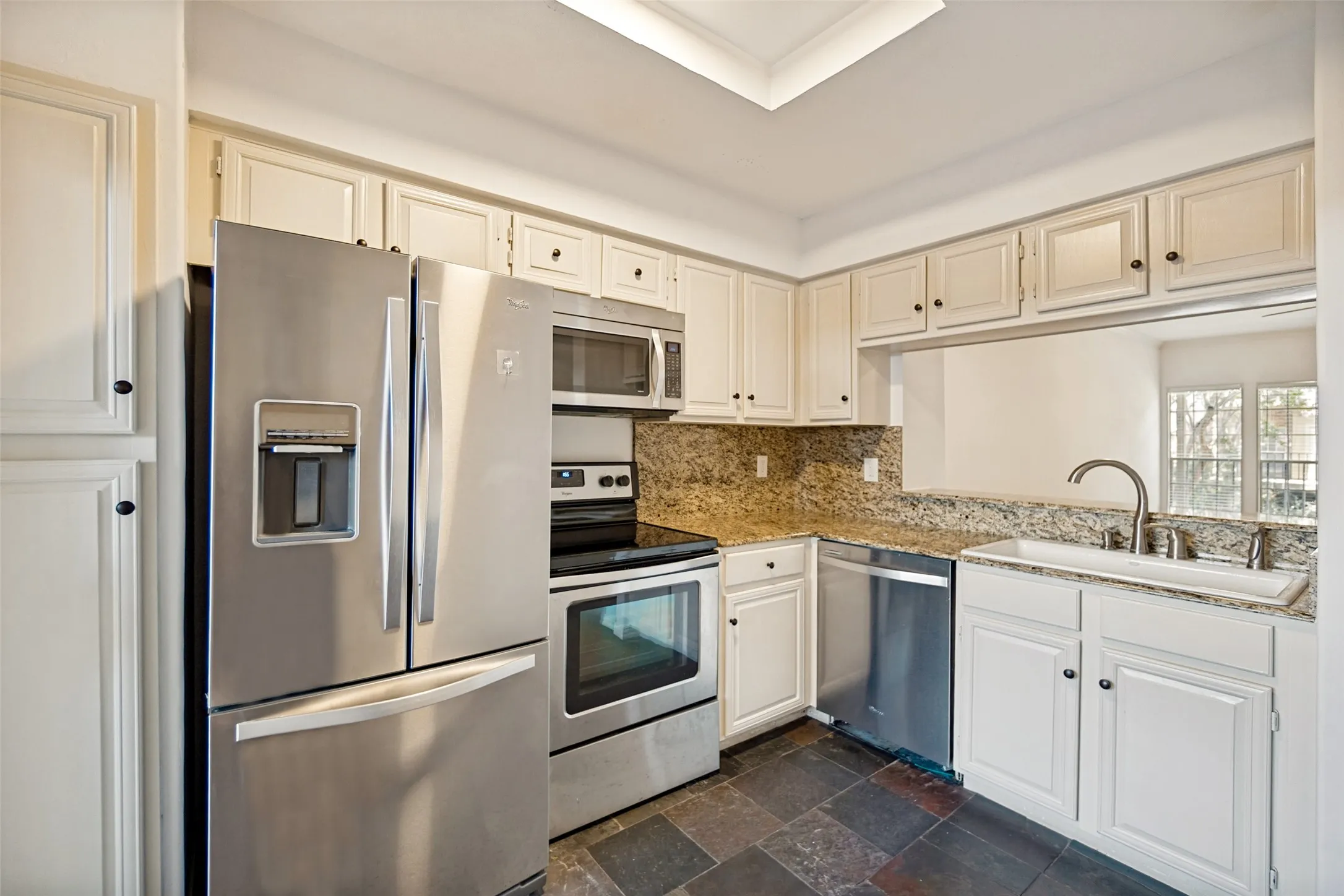 Condominium For Sale in Dallas County , 5740 Martel Avenue A2, Dallas, Texas 75206, 2 Bedroom, 2 Bathroom, Garage spaces, 1,106 Sqft, built in 1983, mls#21307058, Real Estate Agent in Dallas, Homes For Sale in Dallas county, Homes For Sale in Dallas, Realtor in Dallas Texas, Real Estate Brokerage Independent Realty Texas, Luminita Cordes Realtor