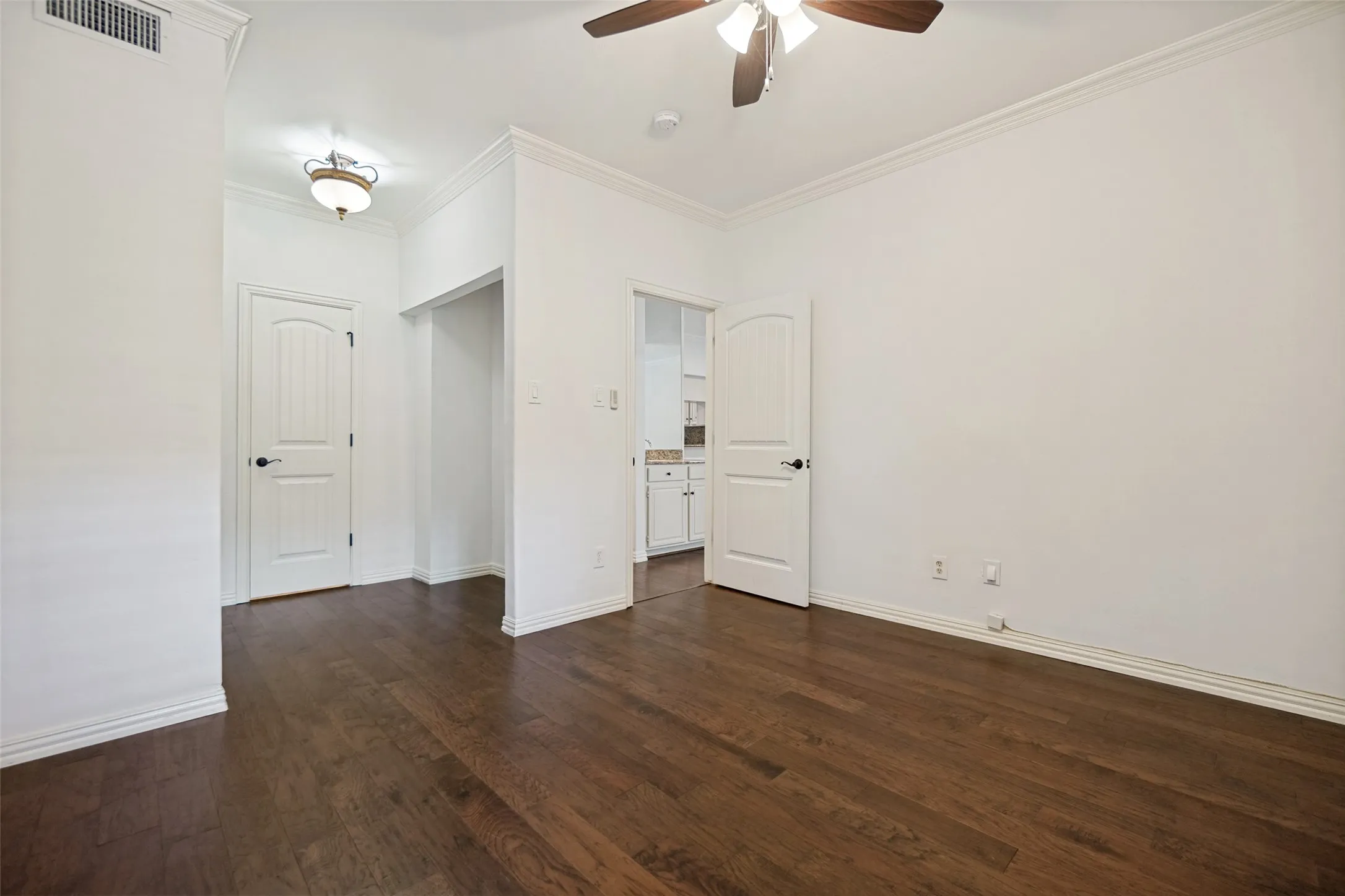 Condominium For Sale in Dallas County , 5740 Martel Avenue A2, Dallas, Texas 75206, 2 Bedroom, 2 Bathroom, Garage spaces, 1,106 Sqft, built in 1983, mls#21307058, Real Estate Agent in Dallas, Homes For Sale in Dallas county, Homes For Sale in Dallas, Realtor in Dallas Texas, Real Estate Brokerage Independent Realty Texas, Luminita Cordes Realtor