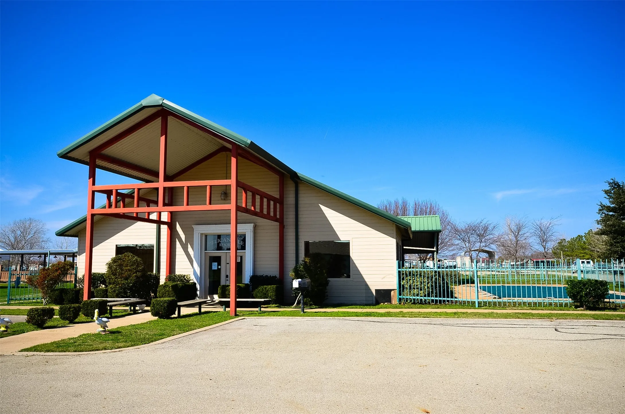 Pelican Isle clubhouse and pool amenities in Kerens, Texas.