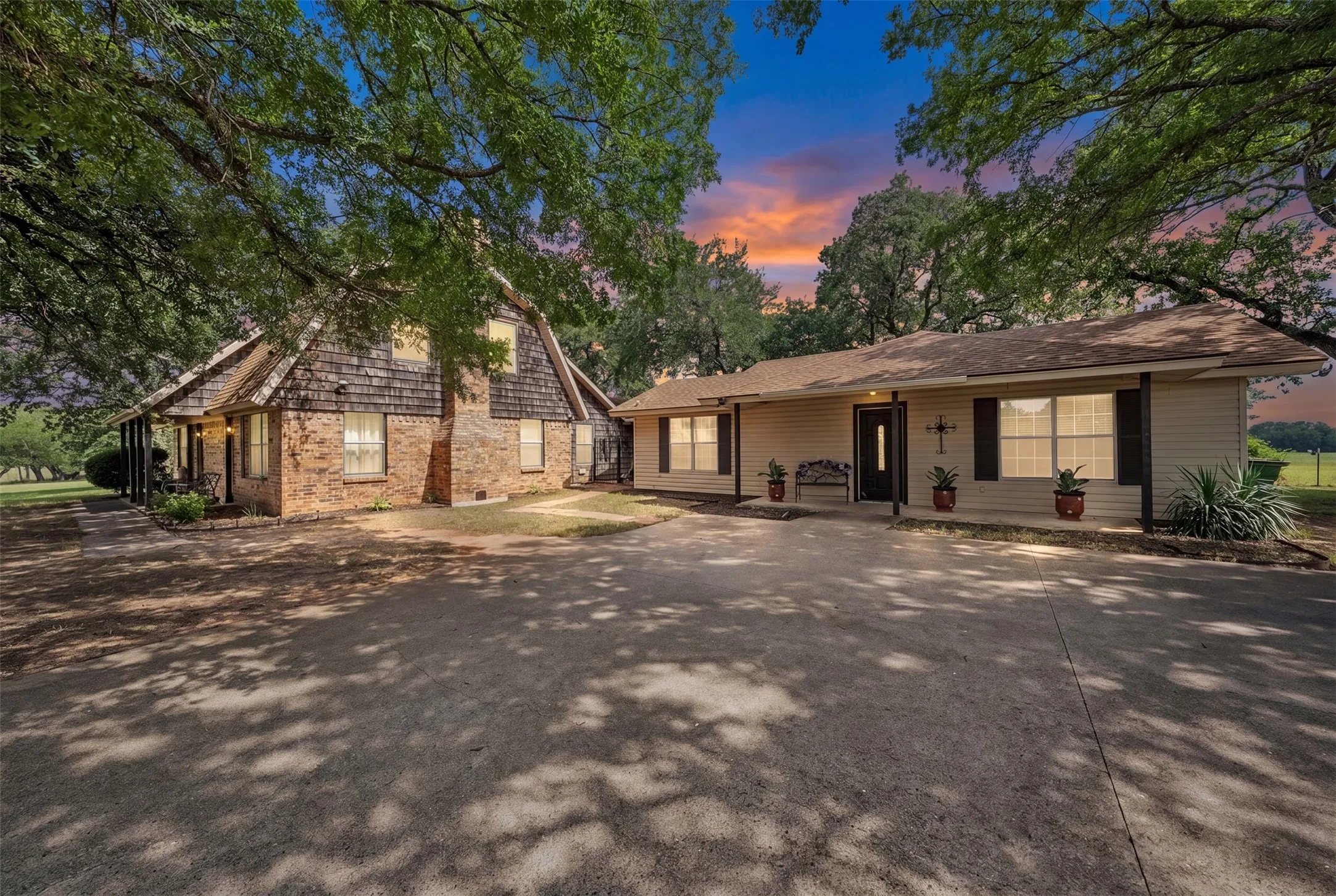 Single Family Residence For Sale in Somervell County , 1016 County Road 314, Cleburne, Texas 76031, 5 Bedroom, 2 Bathroom, Garage spaces, 3,544 Sqft, built in 1972, mls#21302831, Real Estate Agent in Cleburne, Homes For Sale in Somervell county, Homes For Sale in Cleburne, Realtor in Cleburne Texas, Real Estate Brokerage Independent Realty Texas, Luminita Cordes Realtor