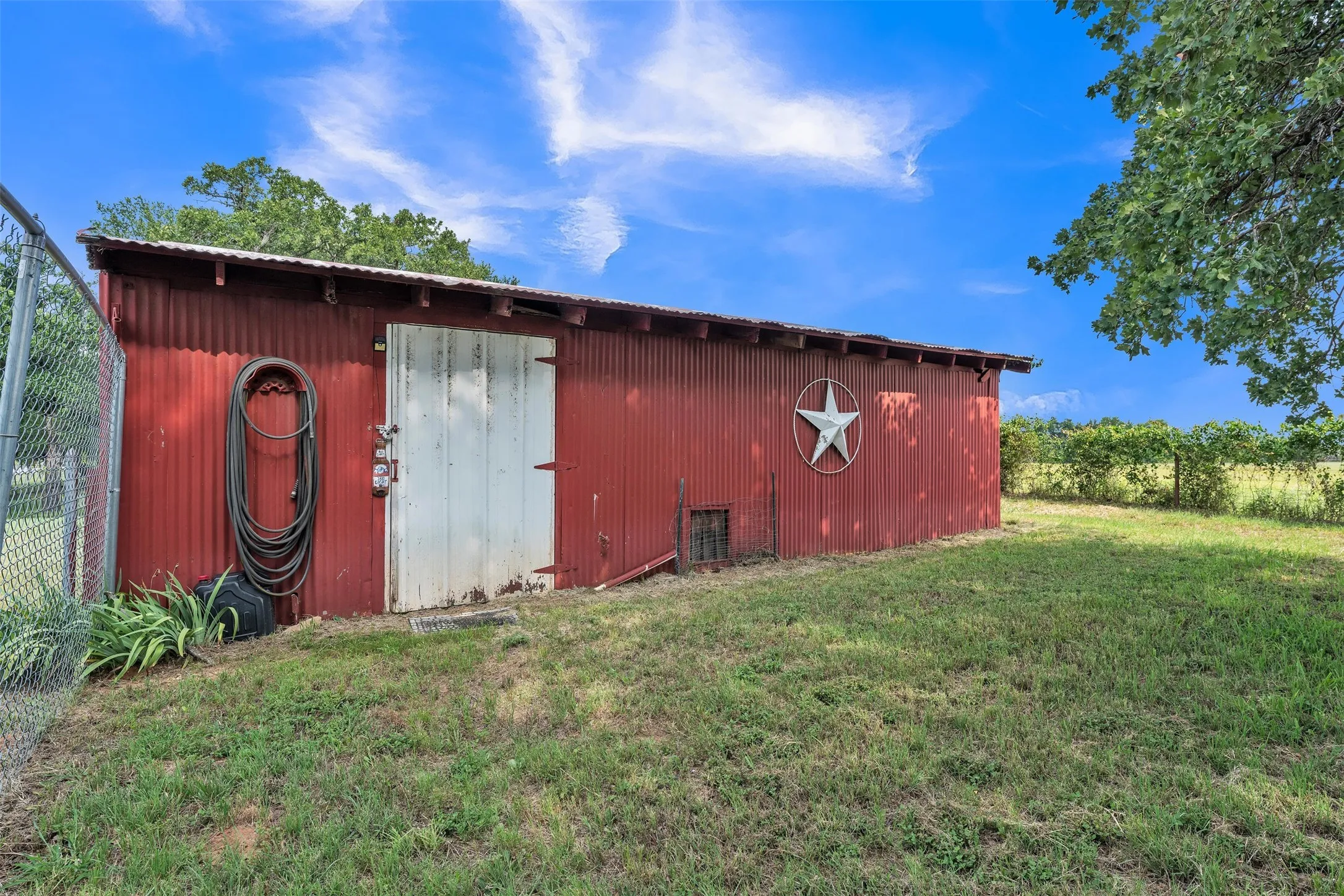 Workshop with electric or use as storage