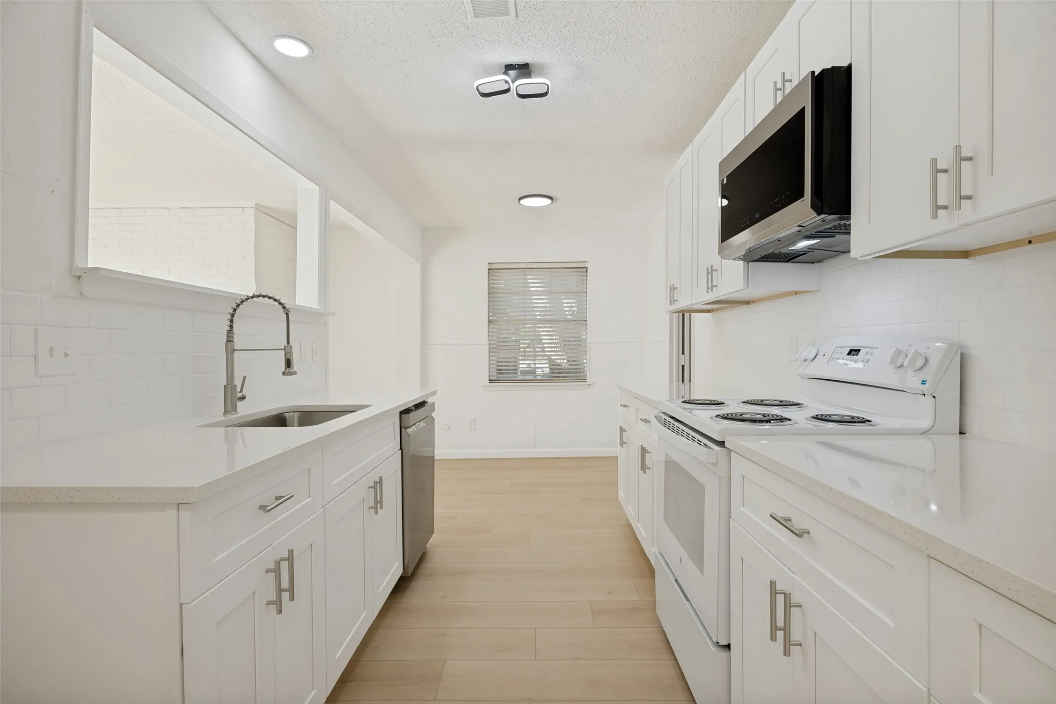 Single Family Residence For Sale in Dallas County , 101 S Lois Lane, Richardson, Texas 75081, 4 Bedroom, 3 Bathroom, 2 Garage spaces, 2,352 Sqft, built in 1965, mls#21307374, Real Estate Agent in Richardson, Homes For Sale in Dallas county, Homes For Sale in Richardson, Realtor in Richardson Texas, Real Estate Brokerage Independent Realty Texas, Luminita Cordes Realtor