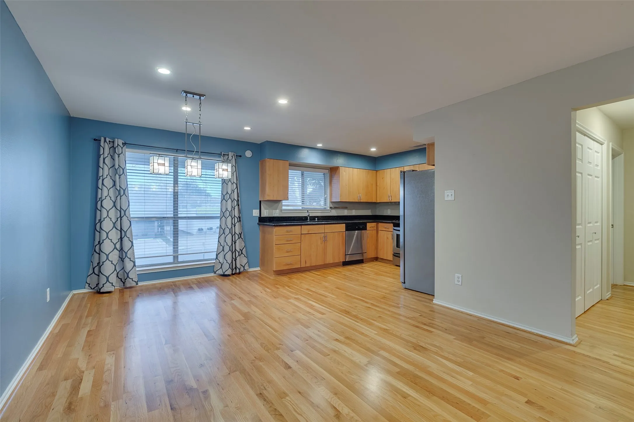 Condominium For Sale in Dallas County , 4616 W Lovers Lane 205, Dallas, Texas 75209, 2 Bedroom, 2 Bathroom, Garage spaces, 1,026 Sqft, built in 1960, mls#21307257, Real Estate Agent in Dallas, Homes For Sale in Dallas county, Homes For Sale in Dallas, Realtor in Dallas Texas, Real Estate Brokerage Independent Realty Texas, Luminita Cordes Realtor