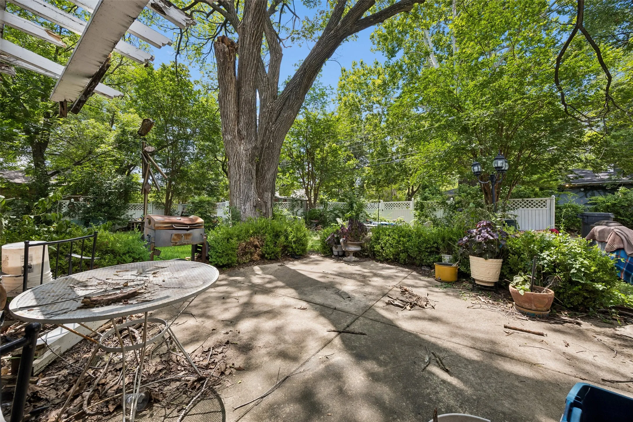 Single Family Residence For Sale in Dallas County , 724 W Five Mile Parkway, Dallas, Texas 75224, 3 Bedroom, 3 Bathroom, 2 Garage spaces, 2,207 Sqft, built in 1957, mls#21304476, Real Estate Agent in Dallas, Homes For Sale in Dallas county, Homes For Sale in Dallas, Realtor in Dallas Texas, Real Estate Brokerage Independent Realty Texas, Luminita Cordes Realtor