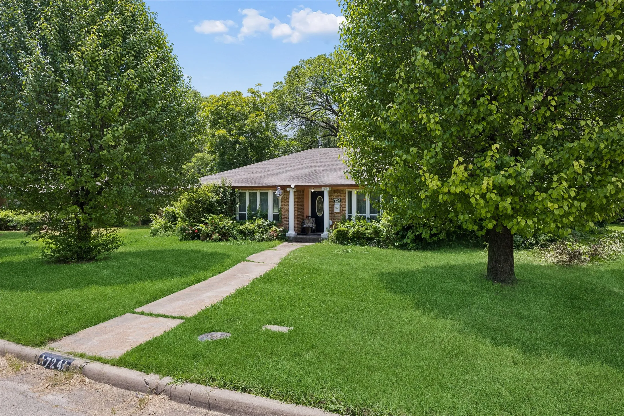 Single Family Residence For Sale in Dallas County , 724 W Five Mile Parkway, Dallas, Texas 75224, 3 Bedroom, 3 Bathroom, 2 Garage spaces, 2,207 Sqft, built in 1957, mls#21304476, Real Estate Agent in Dallas, Homes For Sale in Dallas county, Homes For Sale in Dallas, Realtor in Dallas Texas, Real Estate Brokerage Independent Realty Texas, Luminita Cordes Realtor