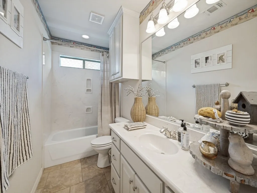 Single Family Residence For Sale in Tarrant County , 8115 Oak Hollow Drive, Arlington, Texas 76001, 4 Bedroom, 3 Bathroom, 3 Garage spaces, 2,560 Sqft, built in 2006, mls#21306357, Real Estate Agent in Arlington, Homes For Sale in Tarrant county, Homes For Sale in Arlington, Realtor in Arlington Texas, Real Estate Brokerage Independent Realty Texas, Luminita Cordes Realtor