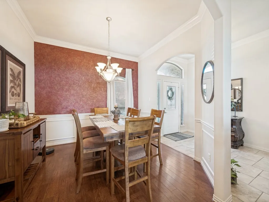 Single Family Residence For Sale in Tarrant County , 8115 Oak Hollow Drive, Arlington, Texas 76001, 4 Bedroom, 3 Bathroom, 3 Garage spaces, 2,560 Sqft, built in 2006, mls#21306357, Real Estate Agent in Arlington, Homes For Sale in Tarrant county, Homes For Sale in Arlington, Realtor in Arlington Texas, Real Estate Brokerage Independent Realty Texas, Luminita Cordes Realtor