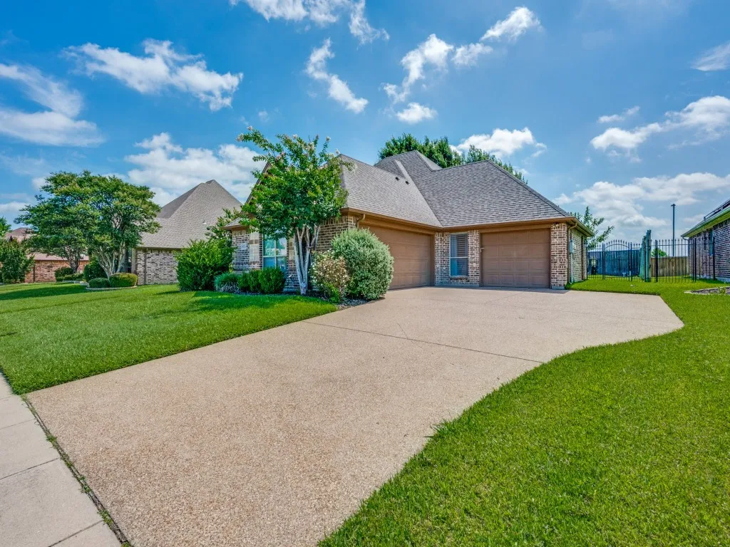Single Family Residence For Sale in Tarrant County , 8115 Oak Hollow Drive, Arlington, Texas 76001, 4 Bedroom, 3 Bathroom, 3 Garage spaces, 2,560 Sqft, built in 2006, mls#21306357, Real Estate Agent in Arlington, Homes For Sale in Tarrant county, Homes For Sale in Arlington, Realtor in Arlington Texas, Real Estate Brokerage Independent Realty Texas, Luminita Cordes Realtor