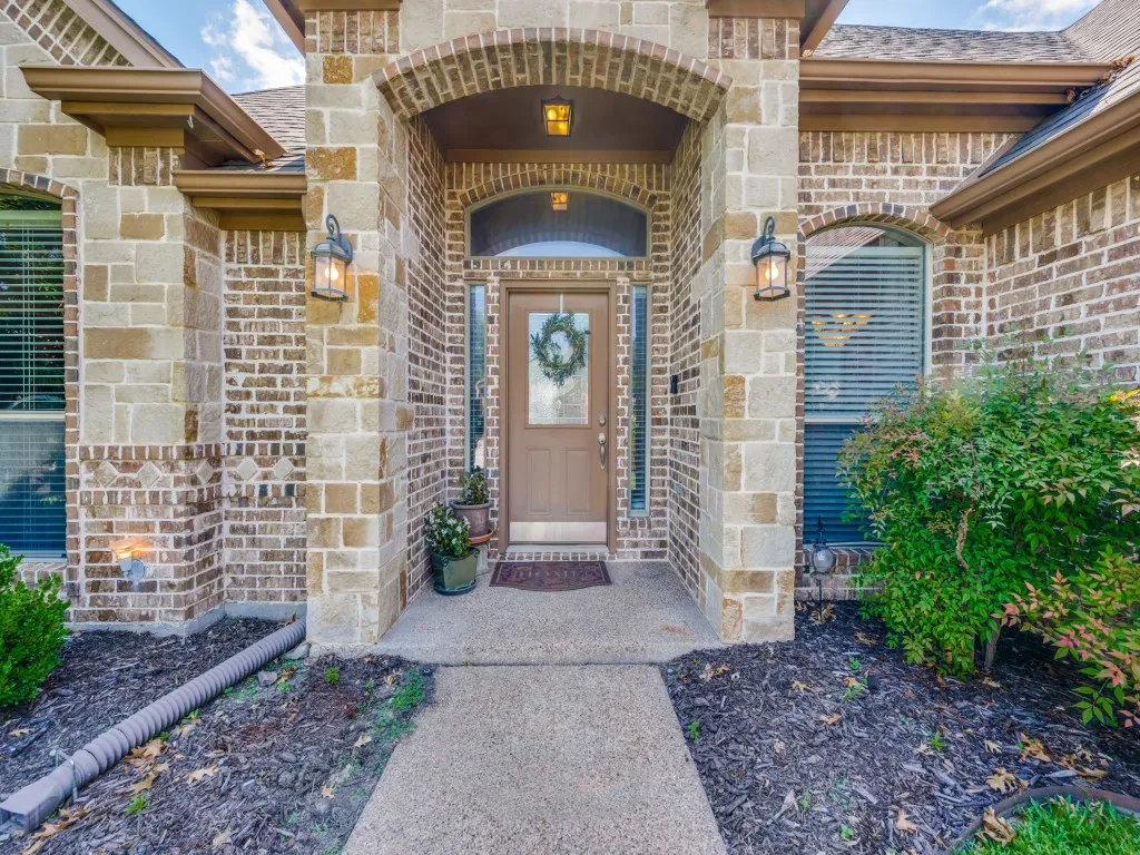 Single Family Residence For Sale in Tarrant County , 8115 Oak Hollow Drive, Arlington, Texas 76001, 4 Bedroom, 3 Bathroom, 3 Garage spaces, 2,560 Sqft, built in 2006, mls#21306357, Real Estate Agent in Arlington, Homes For Sale in Tarrant county, Homes For Sale in Arlington, Realtor in Arlington Texas, Real Estate Brokerage Independent Realty Texas, Luminita Cordes Realtor