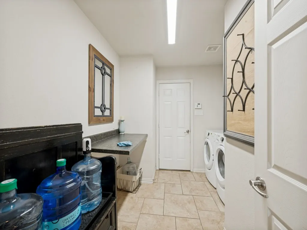 Single Family Residence For Sale in Tarrant County , 8115 Oak Hollow Drive, Arlington, Texas 76001, 4 Bedroom, 3 Bathroom, 3 Garage spaces, 2,560 Sqft, built in 2006, mls#21306357, Real Estate Agent in Arlington, Homes For Sale in Tarrant county, Homes For Sale in Arlington, Realtor in Arlington Texas, Real Estate Brokerage Independent Realty Texas, Luminita Cordes Realtor