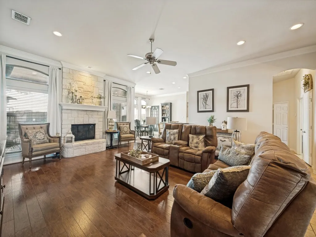 Single Family Residence For Sale in Tarrant County , 8115 Oak Hollow Drive, Arlington, Texas 76001, 4 Bedroom, 3 Bathroom, 3 Garage spaces, 2,560 Sqft, built in 2006, mls#21306357, Real Estate Agent in Arlington, Homes For Sale in Tarrant county, Homes For Sale in Arlington, Realtor in Arlington Texas, Real Estate Brokerage Independent Realty Texas, Luminita Cordes Realtor