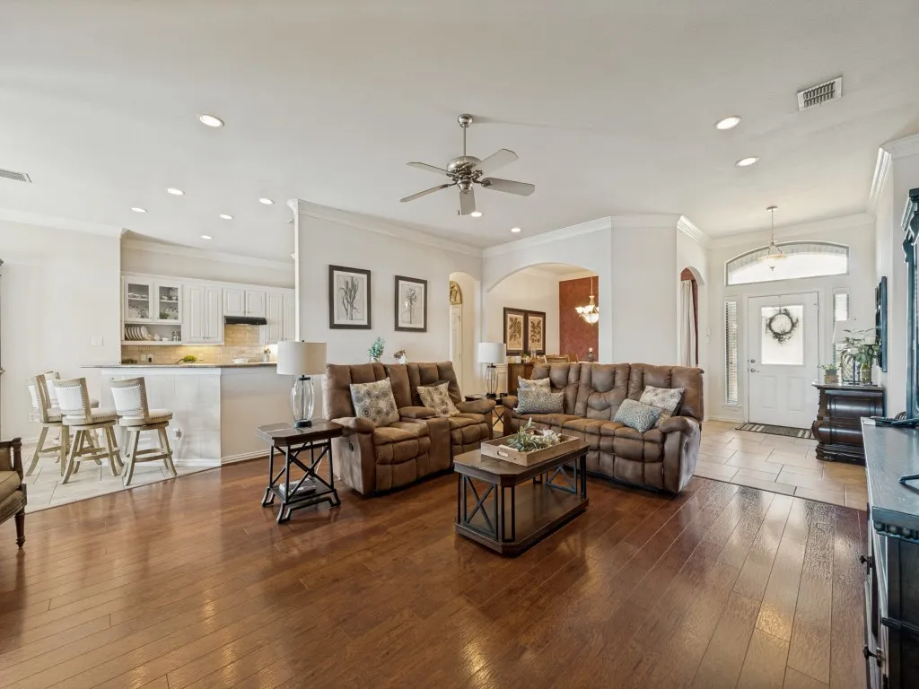 Single Family Residence For Sale in Tarrant County , 8115 Oak Hollow Drive, Arlington, Texas 76001, 4 Bedroom, 3 Bathroom, 3 Garage spaces, 2,560 Sqft, built in 2006, mls#21306357, Real Estate Agent in Arlington, Homes For Sale in Tarrant county, Homes For Sale in Arlington, Realtor in Arlington Texas, Real Estate Brokerage Independent Realty Texas, Luminita Cordes Realtor