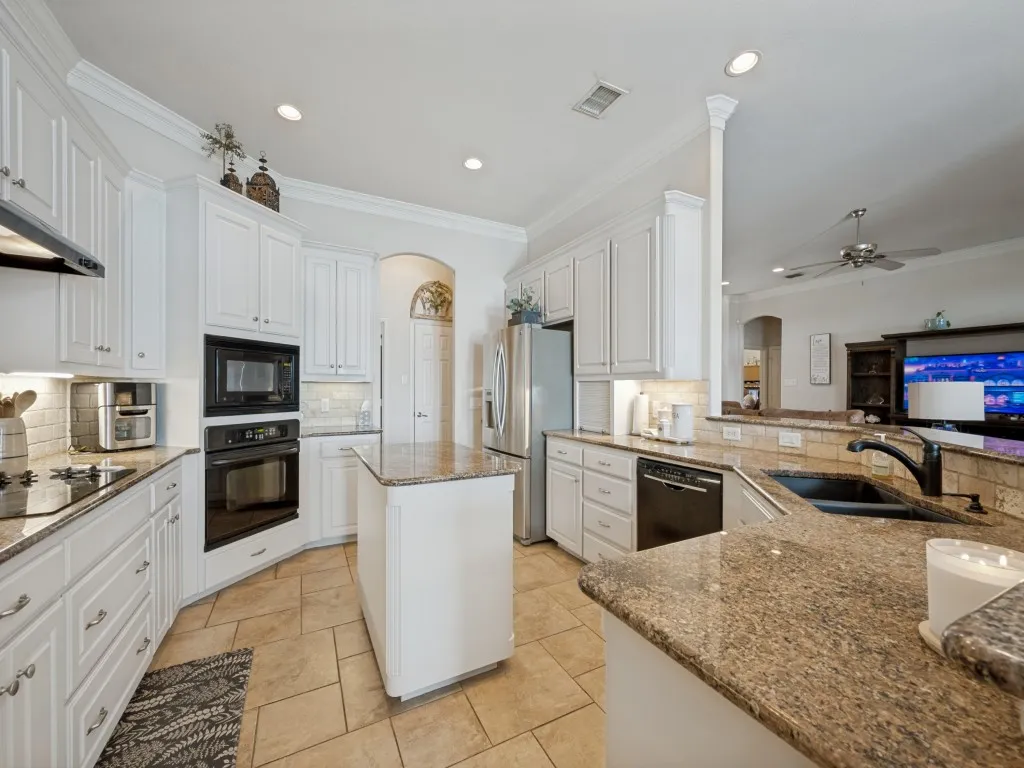 Single Family Residence For Sale in Tarrant County , 8115 Oak Hollow Drive, Arlington, Texas 76001, 4 Bedroom, 3 Bathroom, 3 Garage spaces, 2,560 Sqft, built in 2006, mls#21306357, Real Estate Agent in Arlington, Homes For Sale in Tarrant county, Homes For Sale in Arlington, Realtor in Arlington Texas, Real Estate Brokerage Independent Realty Texas, Luminita Cordes Realtor