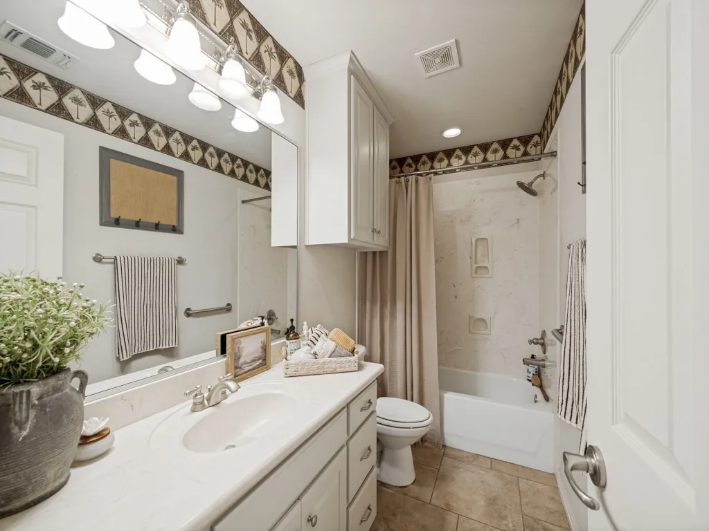 Single Family Residence For Sale in Tarrant County , 8115 Oak Hollow Drive, Arlington, Texas 76001, 4 Bedroom, 3 Bathroom, 3 Garage spaces, 2,560 Sqft, built in 2006, mls#21306357, Real Estate Agent in Arlington, Homes For Sale in Tarrant county, Homes For Sale in Arlington, Realtor in Arlington Texas, Real Estate Brokerage Independent Realty Texas, Luminita Cordes Realtor