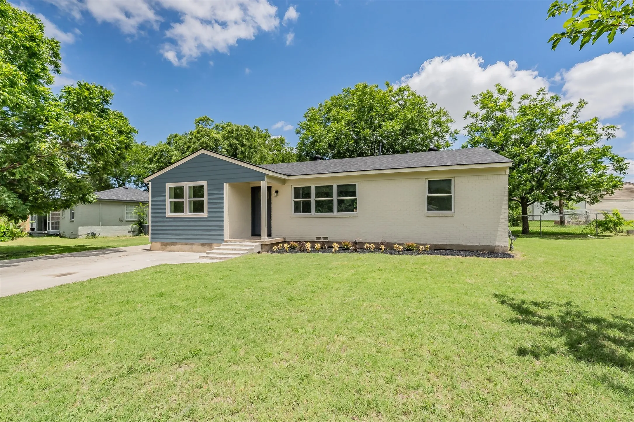Single Family Residence For Sale in Tarrant County , 2005 Meadow Lane, Arlington, Texas 76010, 3 Bedroom, 2 Bathroom, Garage spaces, 1,286 Sqft, built in 1957, mls#21306847, Real Estate Agent in Arlington, Homes For Sale in Tarrant county, Homes For Sale in Arlington, Realtor in Arlington Texas, Real Estate Brokerage Independent Realty Texas, Luminita Cordes Realtor