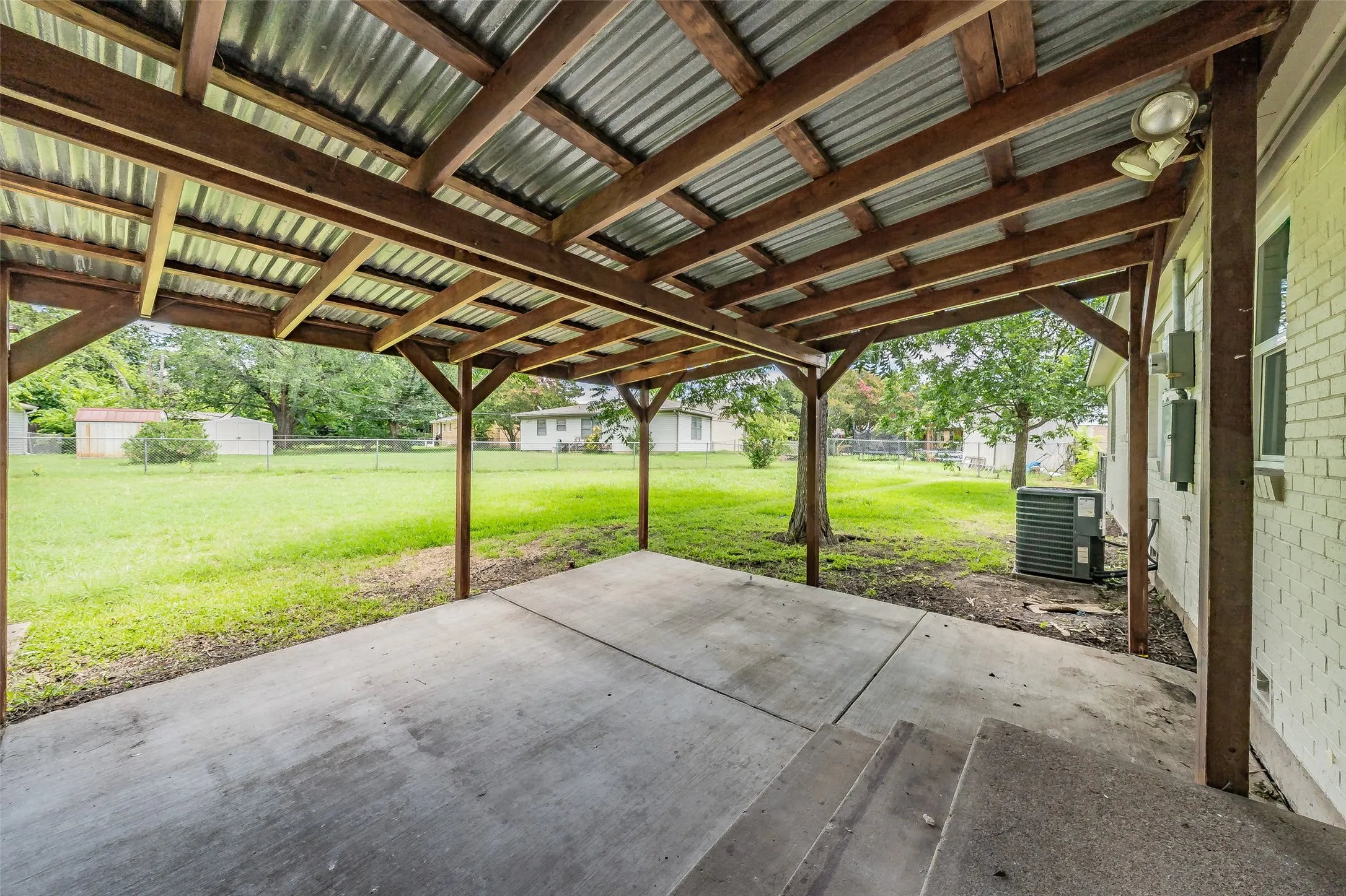 Single Family Residence For Sale in Tarrant County , 2005 Meadow Lane, Arlington, Texas 76010, 3 Bedroom, 2 Bathroom, Garage spaces, 1,286 Sqft, built in 1957, mls#21306847, Real Estate Agent in Arlington, Homes For Sale in Tarrant county, Homes For Sale in Arlington, Realtor in Arlington Texas, Real Estate Brokerage Independent Realty Texas, Luminita Cordes Realtor