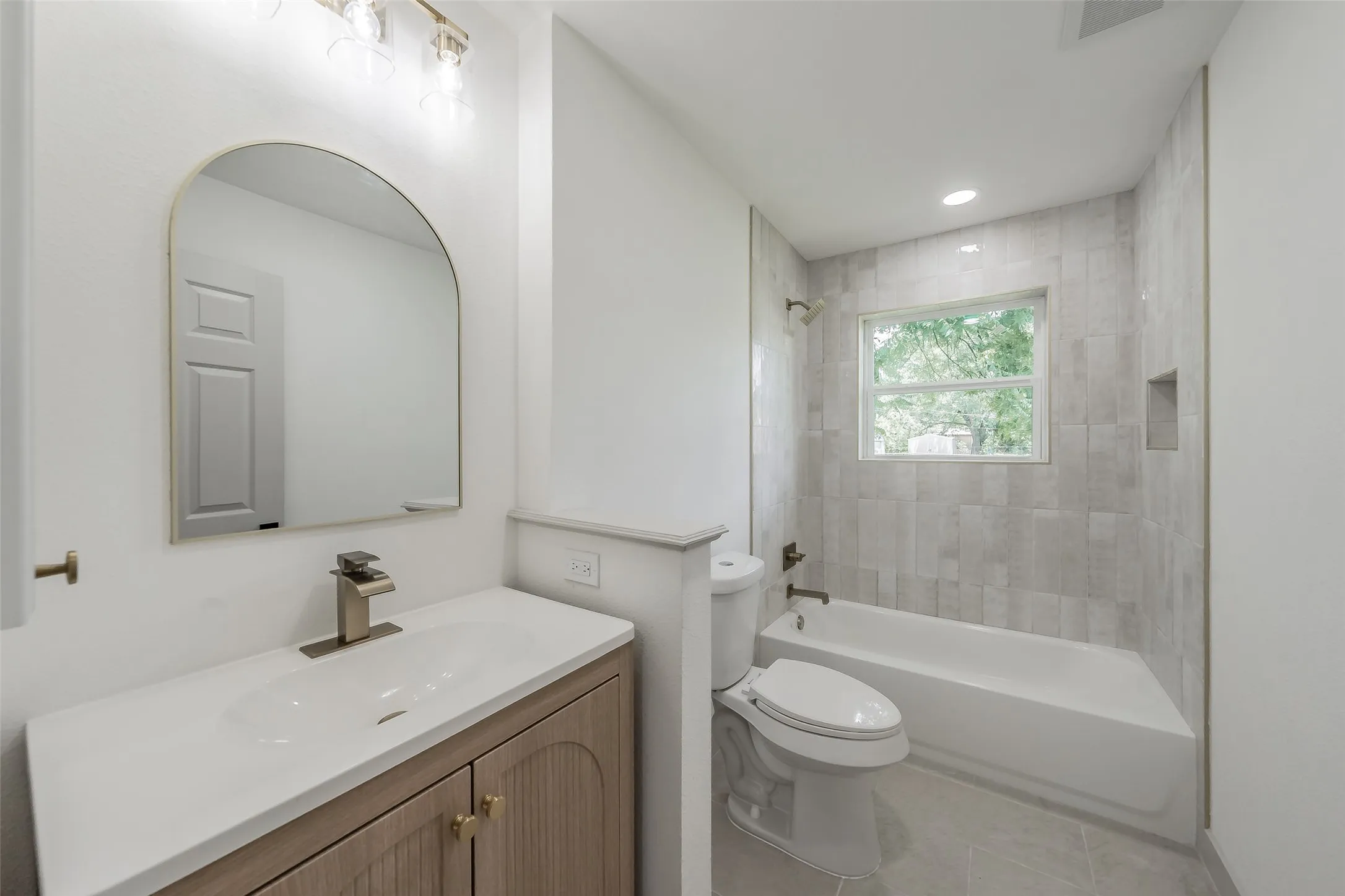Single Family Residence For Sale in Tarrant County , 2005 Meadow Lane, Arlington, Texas 76010, 3 Bedroom, 2 Bathroom, Garage spaces, 1,286 Sqft, built in 1957, mls#21306847, Real Estate Agent in Arlington, Homes For Sale in Tarrant county, Homes For Sale in Arlington, Realtor in Arlington Texas, Real Estate Brokerage Independent Realty Texas, Luminita Cordes Realtor