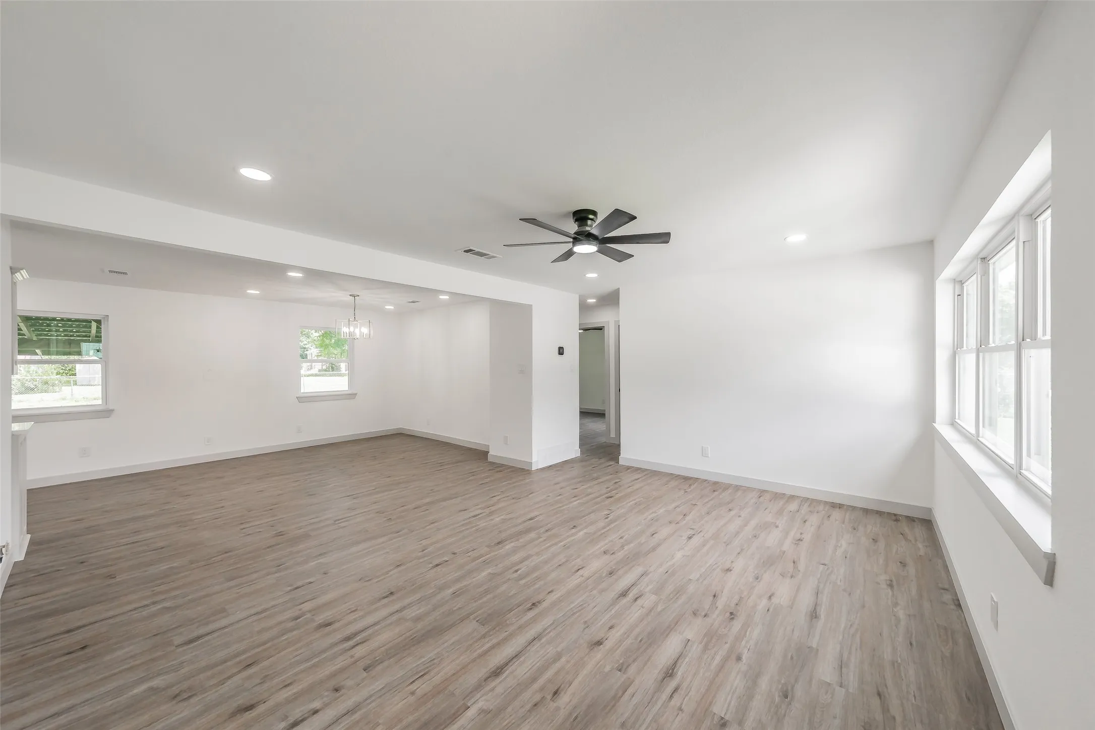 Single Family Residence For Sale in Tarrant County , 2005 Meadow Lane, Arlington, Texas 76010, 3 Bedroom, 2 Bathroom, Garage spaces, 1,286 Sqft, built in 1957, mls#21306847, Real Estate Agent in Arlington, Homes For Sale in Tarrant county, Homes For Sale in Arlington, Realtor in Arlington Texas, Real Estate Brokerage Independent Realty Texas, Luminita Cordes Realtor