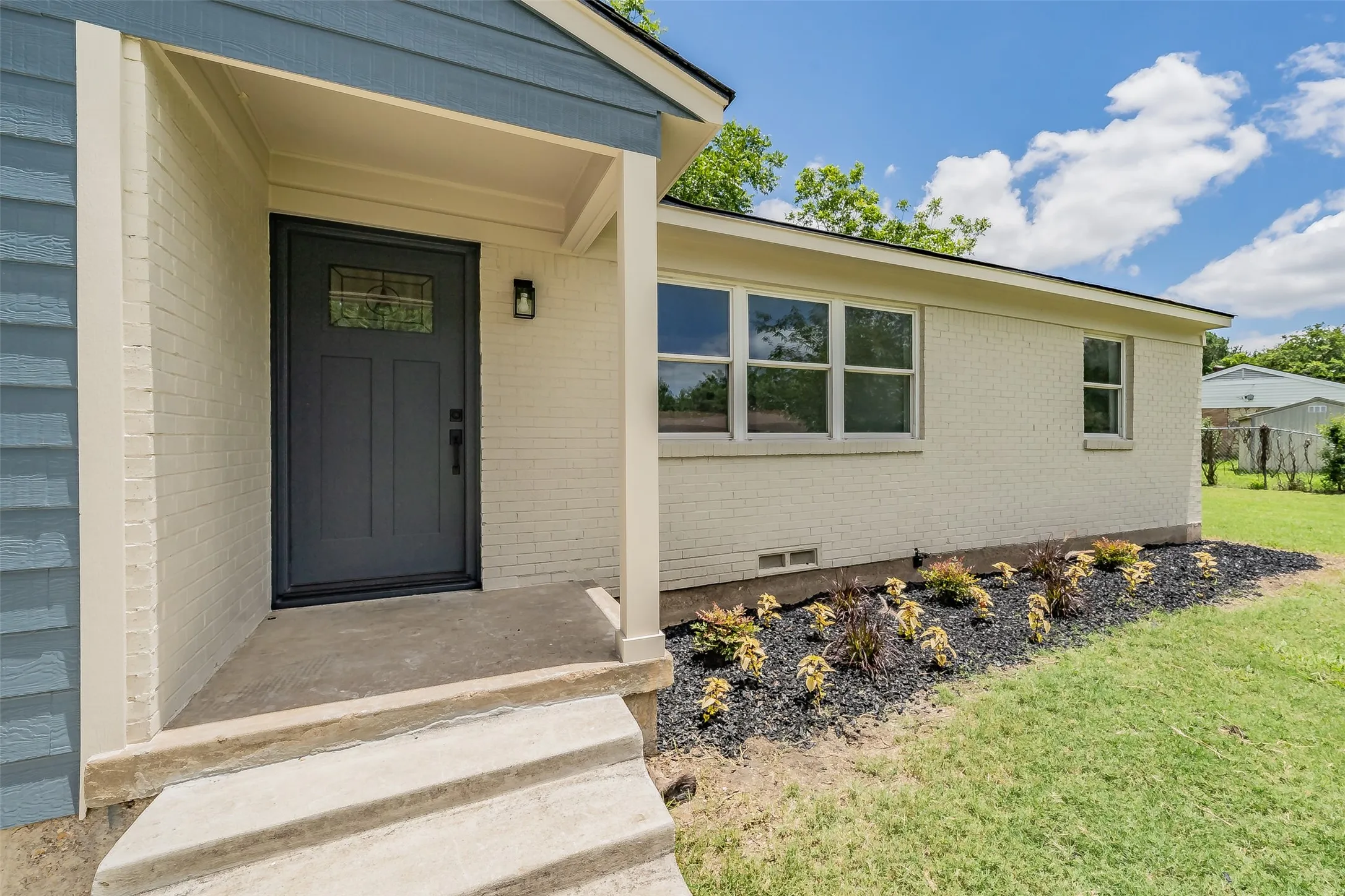 Single Family Residence For Sale in Tarrant County , 2005 Meadow Lane, Arlington, Texas 76010, 3 Bedroom, 2 Bathroom, Garage spaces, 1,286 Sqft, built in 1957, mls#21306847, Real Estate Agent in Arlington, Homes For Sale in Tarrant county, Homes For Sale in Arlington, Realtor in Arlington Texas, Real Estate Brokerage Independent Realty Texas, Luminita Cordes Realtor