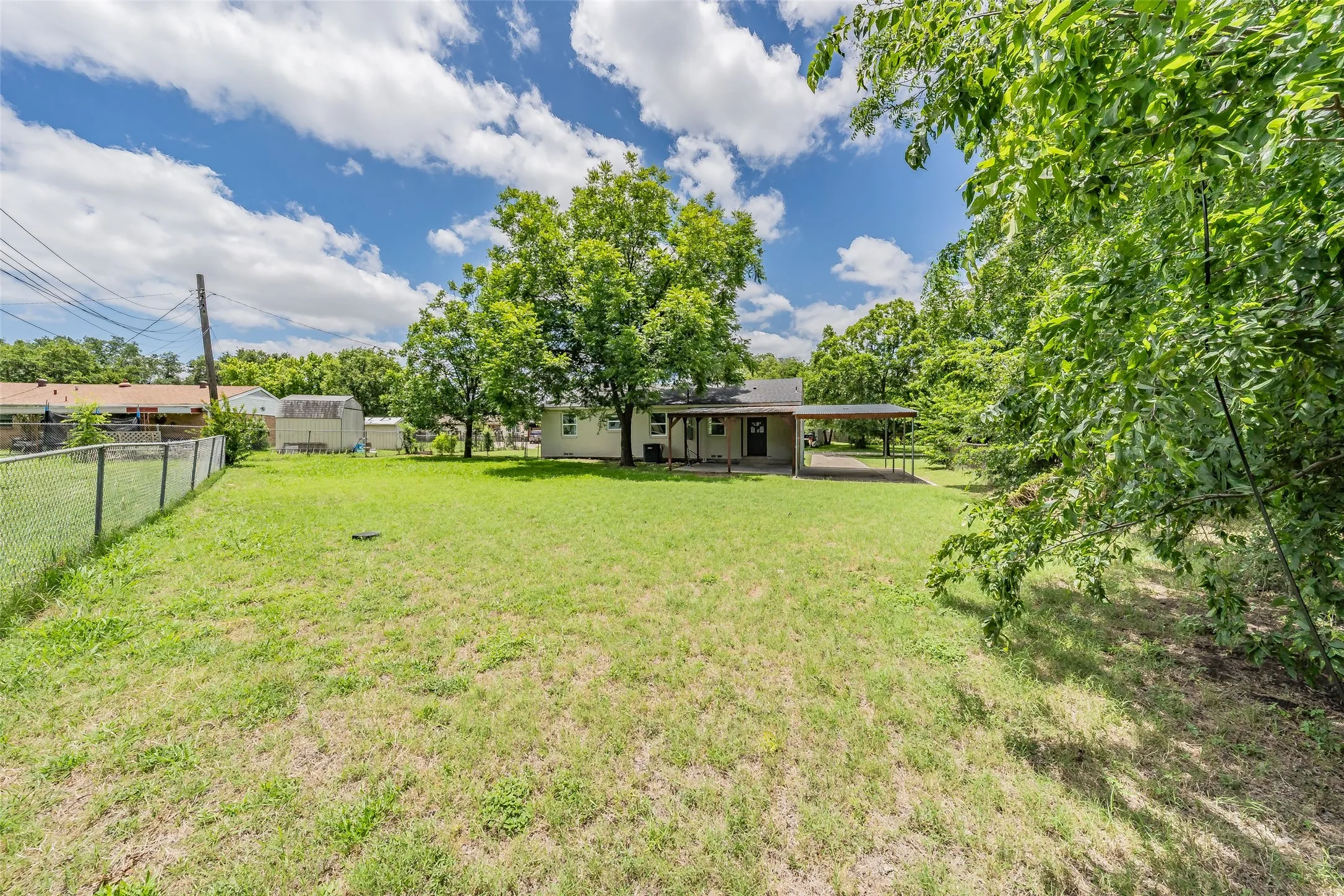 Single Family Residence For Sale in Tarrant County , 2005 Meadow Lane, Arlington, Texas 76010, 3 Bedroom, 2 Bathroom, Garage spaces, 1,286 Sqft, built in 1957, mls#21306847, Real Estate Agent in Arlington, Homes For Sale in Tarrant county, Homes For Sale in Arlington, Realtor in Arlington Texas, Real Estate Brokerage Independent Realty Texas, Luminita Cordes Realtor