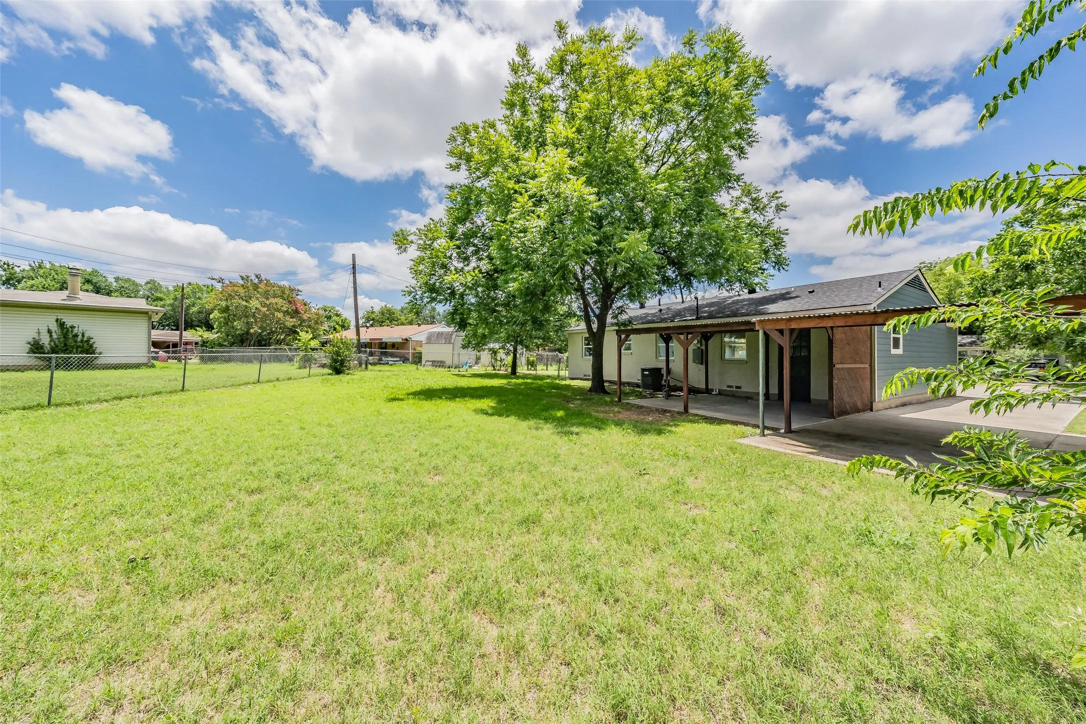 Single Family Residence For Sale in Tarrant County , 2005 Meadow Lane, Arlington, Texas 76010, 3 Bedroom, 2 Bathroom, Garage spaces, 1,286 Sqft, built in 1957, mls#21306847, Real Estate Agent in Arlington, Homes For Sale in Tarrant county, Homes For Sale in Arlington, Realtor in Arlington Texas, Real Estate Brokerage Independent Realty Texas, Luminita Cordes Realtor