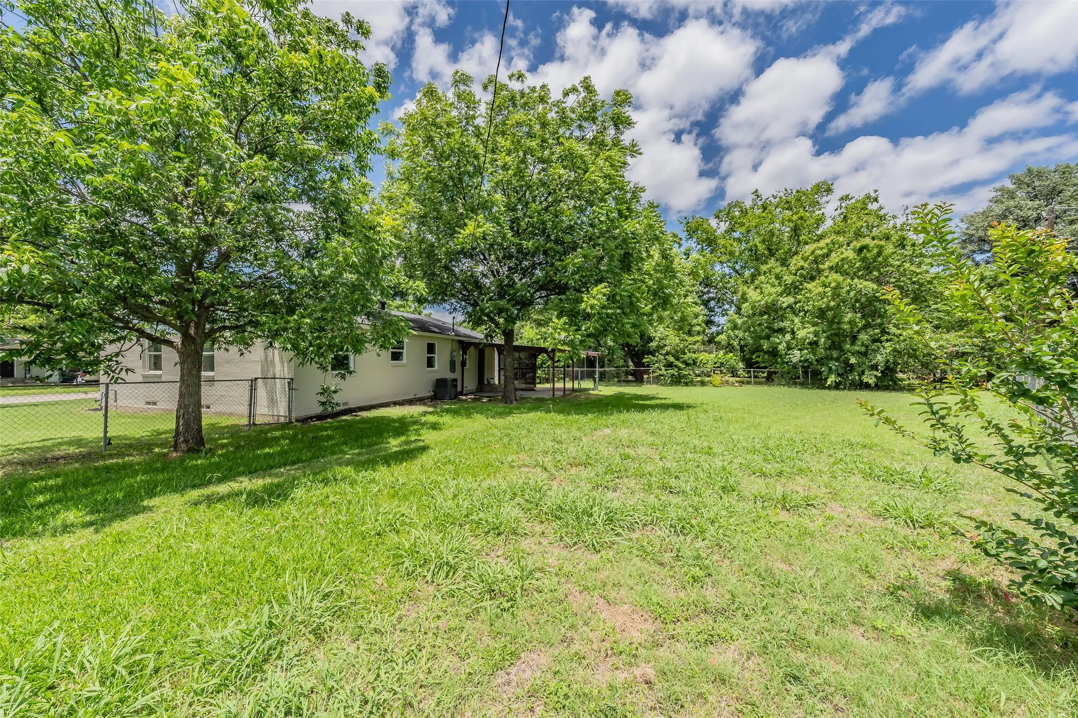 Single Family Residence For Sale in Tarrant County , 2005 Meadow Lane, Arlington, Texas 76010, 3 Bedroom, 2 Bathroom, Garage spaces, 1,286 Sqft, built in 1957, mls#21306847, Real Estate Agent in Arlington, Homes For Sale in Tarrant county, Homes For Sale in Arlington, Realtor in Arlington Texas, Real Estate Brokerage Independent Realty Texas, Luminita Cordes Realtor