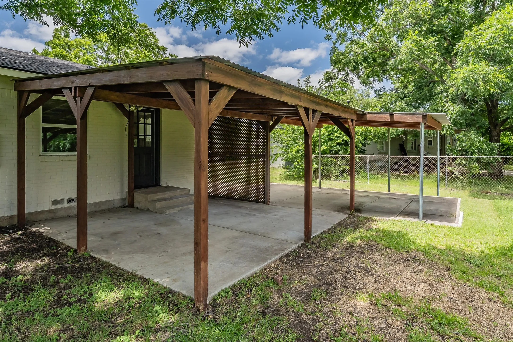 Single Family Residence For Sale in Tarrant County , 2005 Meadow Lane, Arlington, Texas 76010, 3 Bedroom, 2 Bathroom, Garage spaces, 1,286 Sqft, built in 1957, mls#21306847, Real Estate Agent in Arlington, Homes For Sale in Tarrant county, Homes For Sale in Arlington, Realtor in Arlington Texas, Real Estate Brokerage Independent Realty Texas, Luminita Cordes Realtor