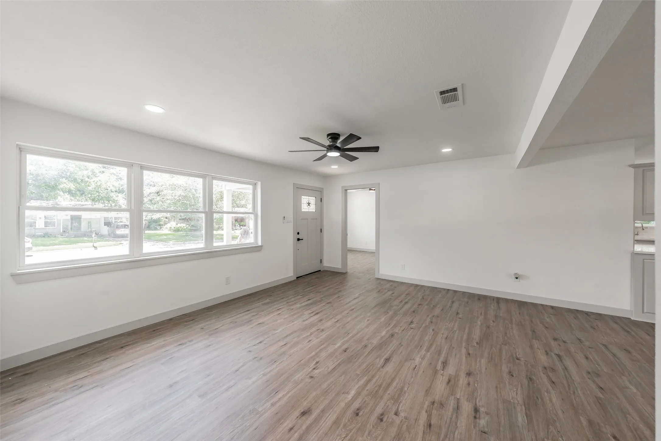 Single Family Residence For Sale in Tarrant County , 2005 Meadow Lane, Arlington, Texas 76010, 3 Bedroom, 2 Bathroom, Garage spaces, 1,286 Sqft, built in 1957, mls#21306847, Real Estate Agent in Arlington, Homes For Sale in Tarrant county, Homes For Sale in Arlington, Realtor in Arlington Texas, Real Estate Brokerage Independent Realty Texas, Luminita Cordes Realtor