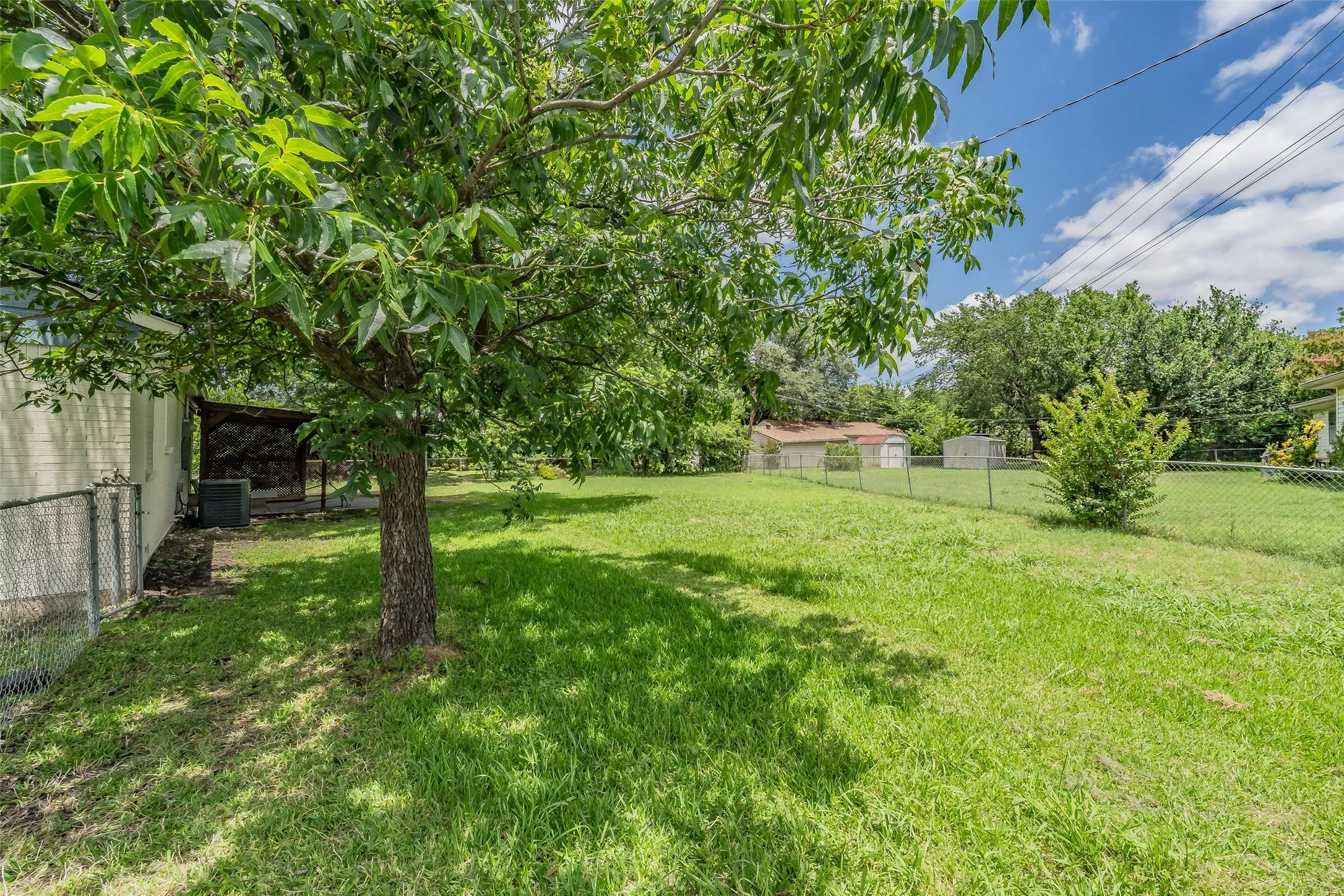 Single Family Residence For Sale in Tarrant County , 2005 Meadow Lane, Arlington, Texas 76010, 3 Bedroom, 2 Bathroom, Garage spaces, 1,286 Sqft, built in 1957, mls#21306847, Real Estate Agent in Arlington, Homes For Sale in Tarrant county, Homes For Sale in Arlington, Realtor in Arlington Texas, Real Estate Brokerage Independent Realty Texas, Luminita Cordes Realtor