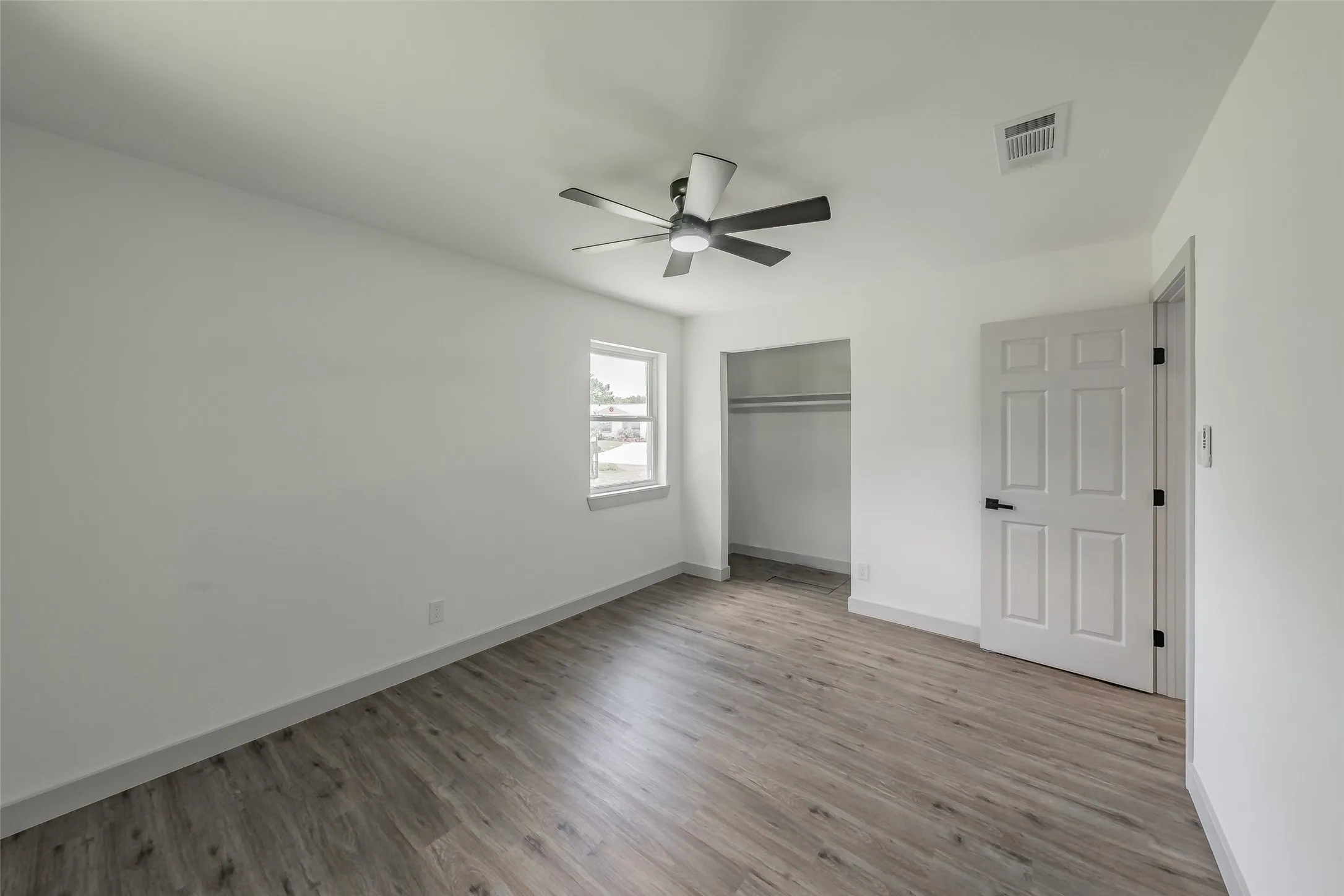 Single Family Residence For Sale in Tarrant County , 2005 Meadow Lane, Arlington, Texas 76010, 3 Bedroom, 2 Bathroom, Garage spaces, 1,286 Sqft, built in 1957, mls#21306847, Real Estate Agent in Arlington, Homes For Sale in Tarrant county, Homes For Sale in Arlington, Realtor in Arlington Texas, Real Estate Brokerage Independent Realty Texas, Luminita Cordes Realtor