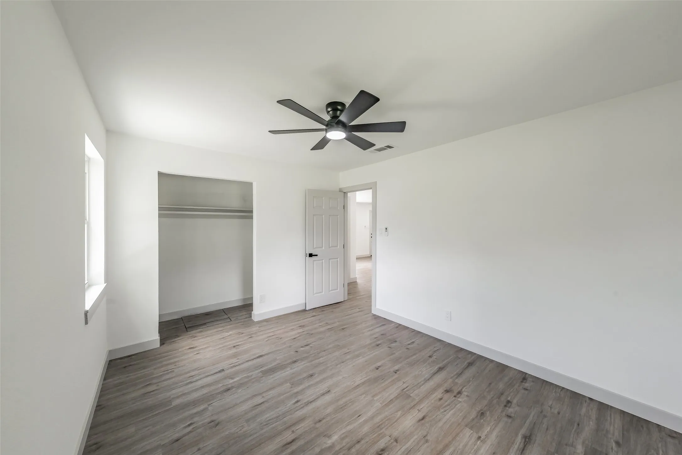 Single Family Residence For Sale in Tarrant County , 2005 Meadow Lane, Arlington, Texas 76010, 3 Bedroom, 2 Bathroom, Garage spaces, 1,286 Sqft, built in 1957, mls#21306847, Real Estate Agent in Arlington, Homes For Sale in Tarrant county, Homes For Sale in Arlington, Realtor in Arlington Texas, Real Estate Brokerage Independent Realty Texas, Luminita Cordes Realtor