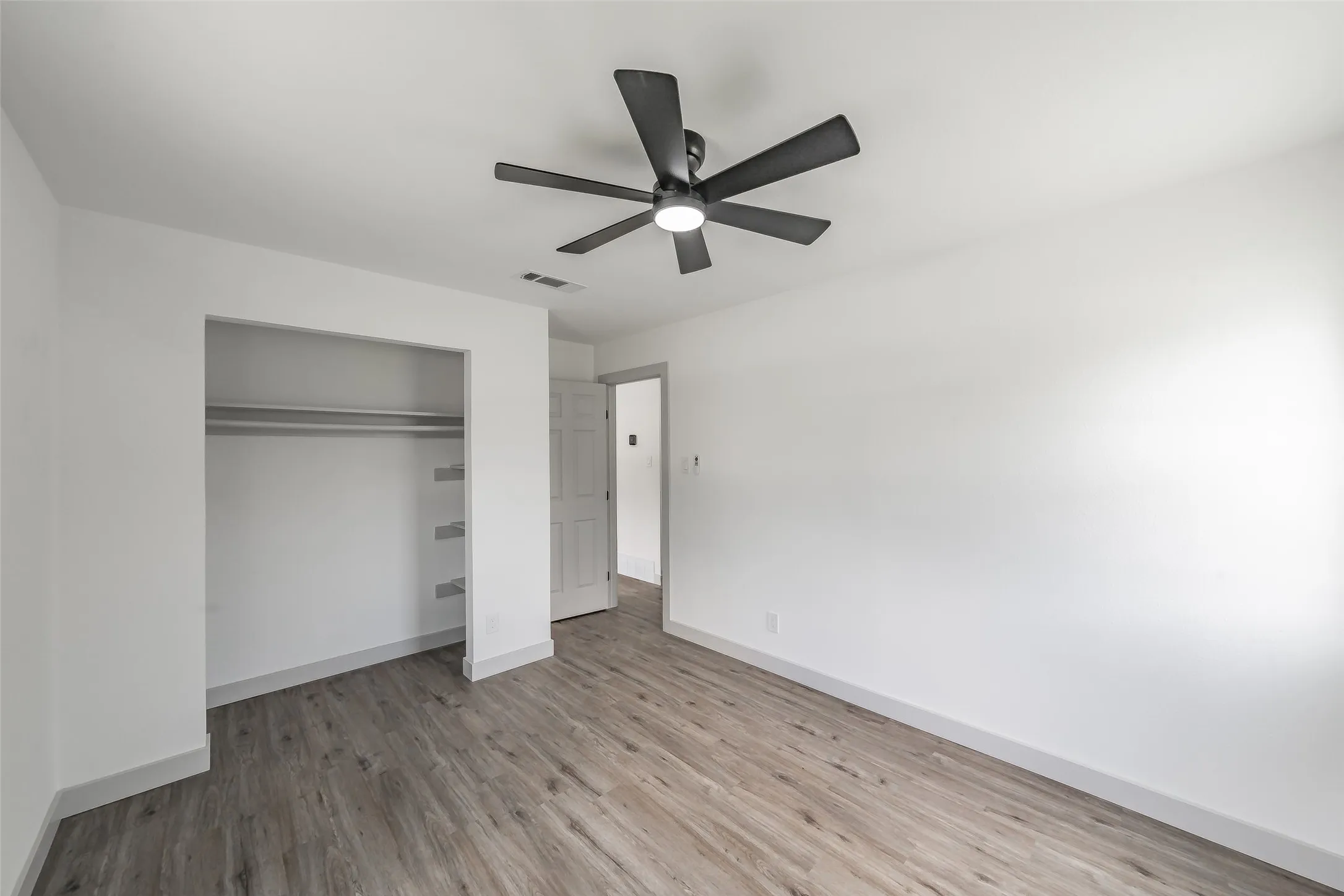 Single Family Residence For Sale in Tarrant County , 2005 Meadow Lane, Arlington, Texas 76010, 3 Bedroom, 2 Bathroom, Garage spaces, 1,286 Sqft, built in 1957, mls#21306847, Real Estate Agent in Arlington, Homes For Sale in Tarrant county, Homes For Sale in Arlington, Realtor in Arlington Texas, Real Estate Brokerage Independent Realty Texas, Luminita Cordes Realtor