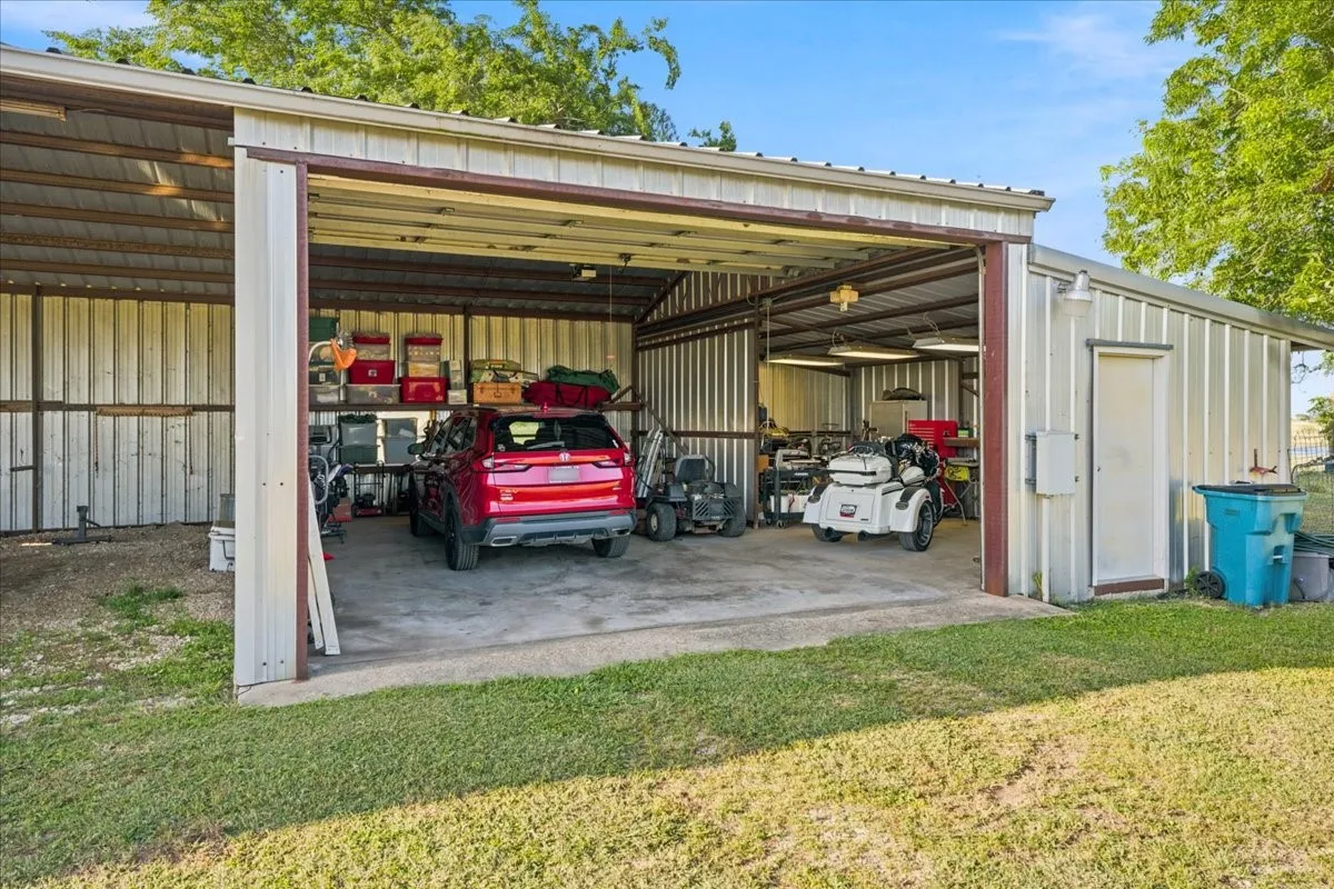 Farm For Sale in Limestone County , 2951 FM 936, Hubbard, Texas 76648, 3 Bedroom, 2 Bathroom, 2 Garage spaces, 1,541 Sqft, built in 2001, mls#21307241, Real Estate Agent in Hubbard, Homes For Sale in Limestone county, Homes For Sale in Hubbard, Realtor in Hubbard Texas, Real Estate Brokerage Independent Realty Texas, Luminita Cordes Realtor