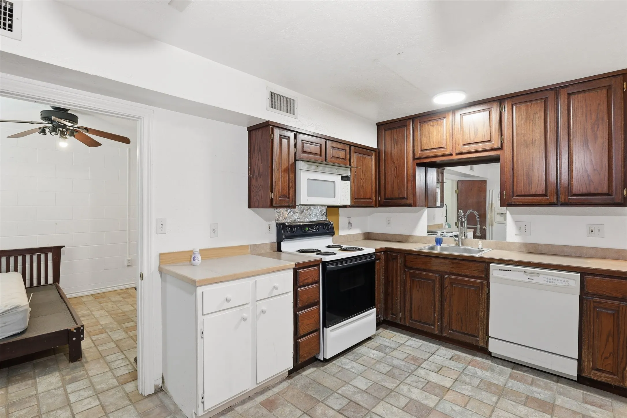 Office For Sale in Johnson County , 1115 N Main Street, Cleburne, Texas 76033, 0, 0, Garage spaces, 0 Sqft, built in 1940, mls#21307818, Real Estate Agent in Cleburne, Homes For Sale in Johnson county, Homes For Sale in Cleburne, Realtor in Cleburne Texas, Real Estate Brokerage Independent Realty Texas, Luminita Cordes Realtor