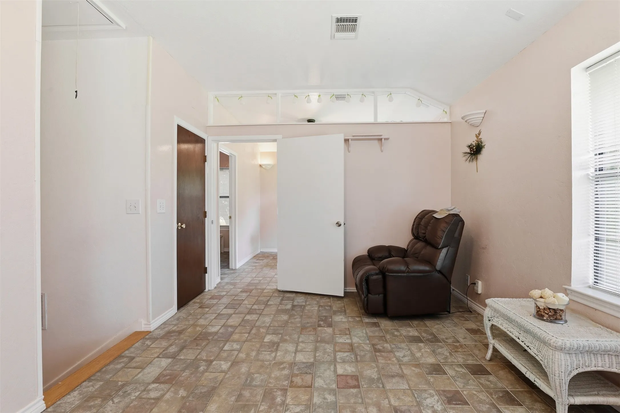Office For Sale in Johnson County , 1115 N Main Street, Cleburne, Texas 76033, 0, 0, Garage spaces, 0 Sqft, built in 1940, mls#21307818, Real Estate Agent in Cleburne, Homes For Sale in Johnson county, Homes For Sale in Cleburne, Realtor in Cleburne Texas, Real Estate Brokerage Independent Realty Texas, Luminita Cordes Realtor