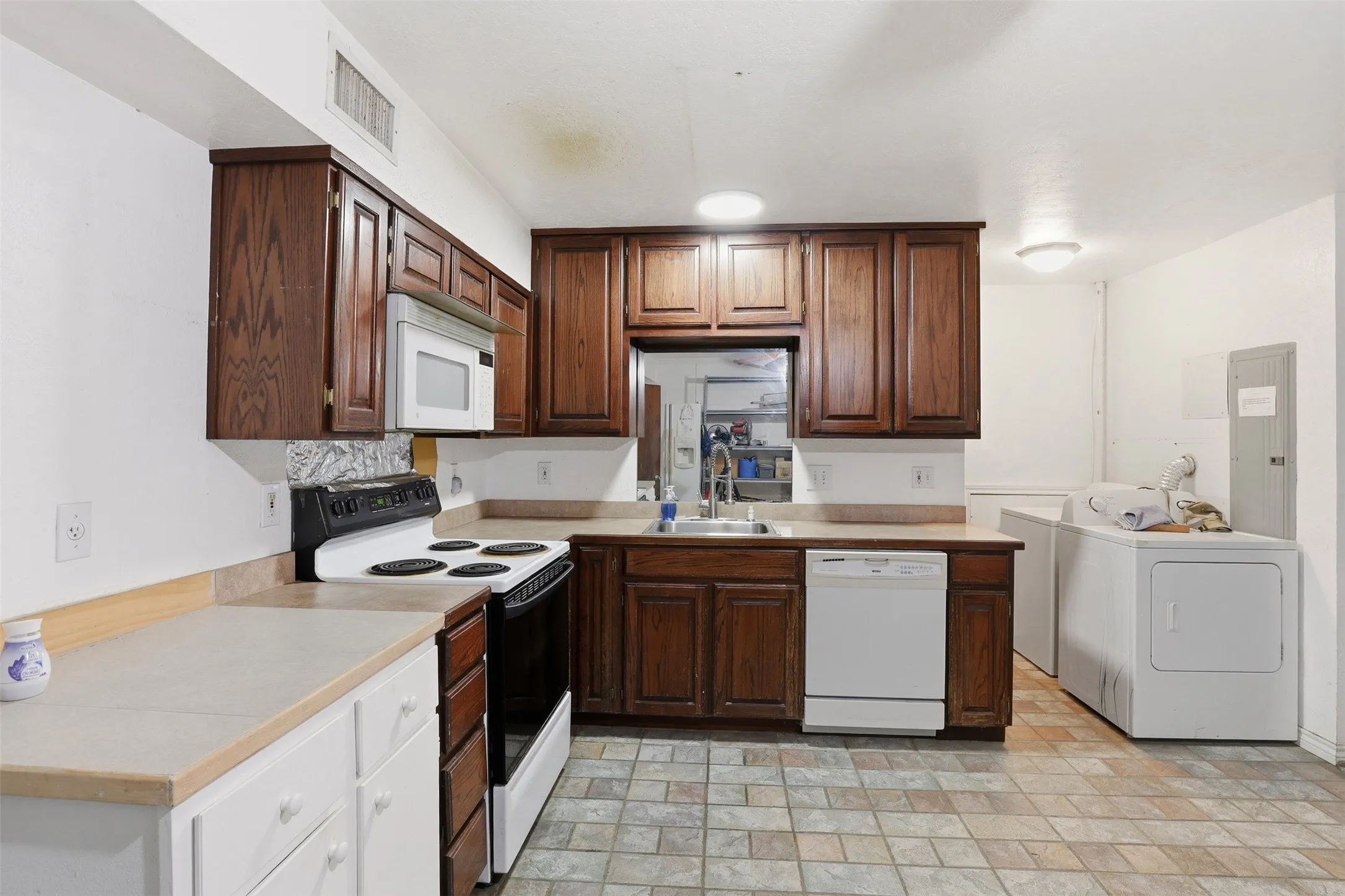 Office For Sale in Johnson County , 1115 N Main Street, Cleburne, Texas 76033, 0, 0, Garage spaces, 0 Sqft, built in 1940, mls#21307818, Real Estate Agent in Cleburne, Homes For Sale in Johnson county, Homes For Sale in Cleburne, Realtor in Cleburne Texas, Real Estate Brokerage Independent Realty Texas, Luminita Cordes Realtor