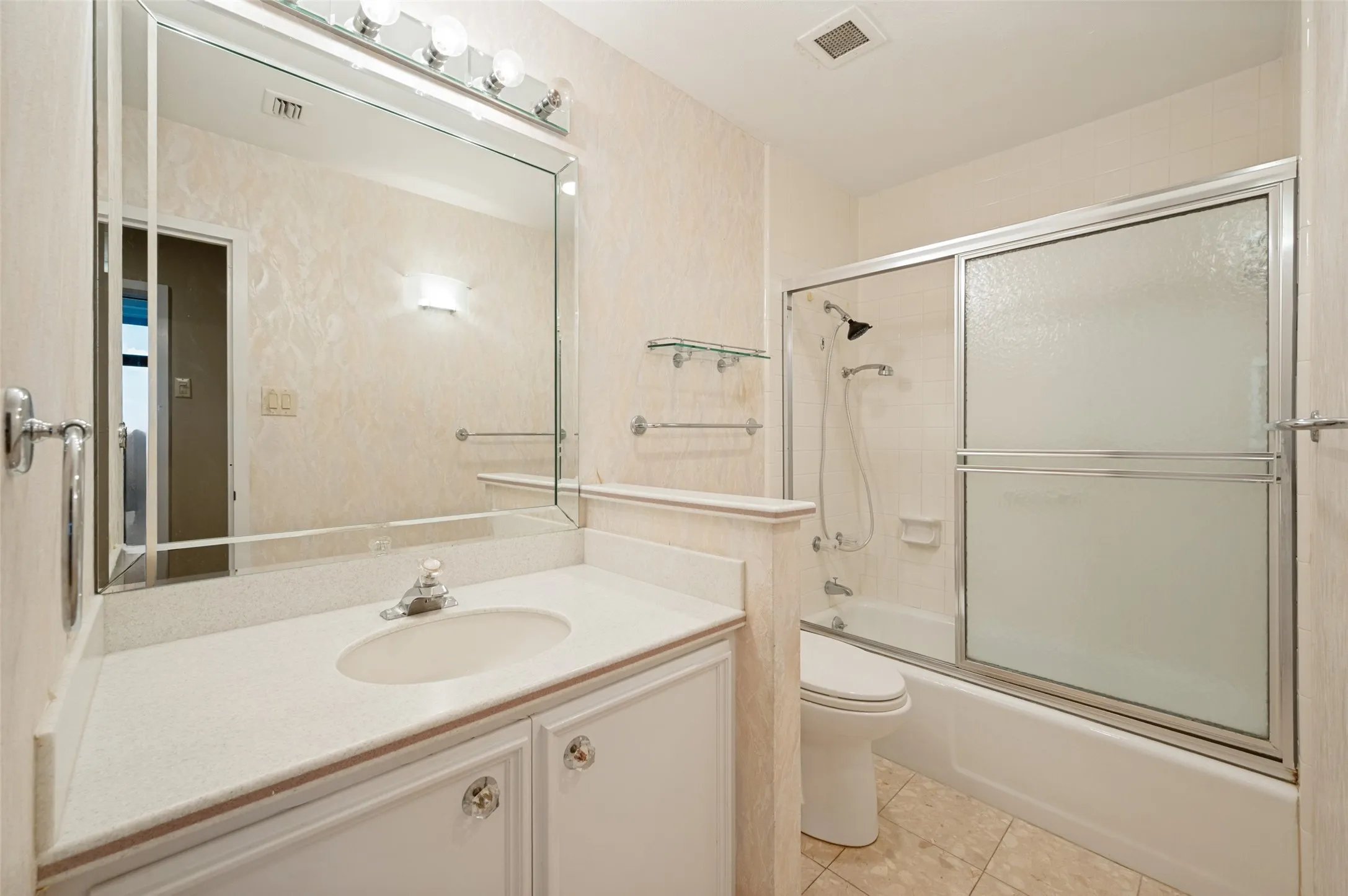 Condominium For Sale in Dallas County , 6335 W Northwest Highway 1013, Dallas, Texas 75225, 2 Bedroom, 2 Bathroom, 1 Garage spaces, 1,770 Sqft, built in 1966, mls#21303697, Real Estate Agent in Dallas, Homes For Sale in Dallas county, Homes For Sale in Dallas, Realtor in Dallas Texas, Real Estate Brokerage Independent Realty Texas, Luminita Cordes Realtor