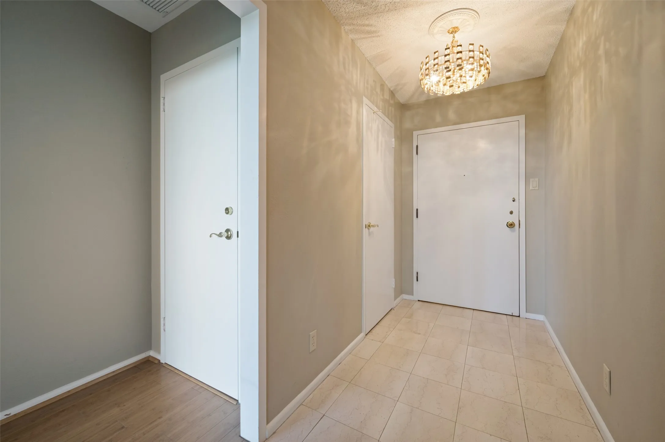 Condominium For Sale in Dallas County , 6335 W Northwest Highway 1013, Dallas, Texas 75225, 2 Bedroom, 2 Bathroom, 1 Garage spaces, 1,770 Sqft, built in 1966, mls#21303697, Real Estate Agent in Dallas, Homes For Sale in Dallas county, Homes For Sale in Dallas, Realtor in Dallas Texas, Real Estate Brokerage Independent Realty Texas, Luminita Cordes Realtor