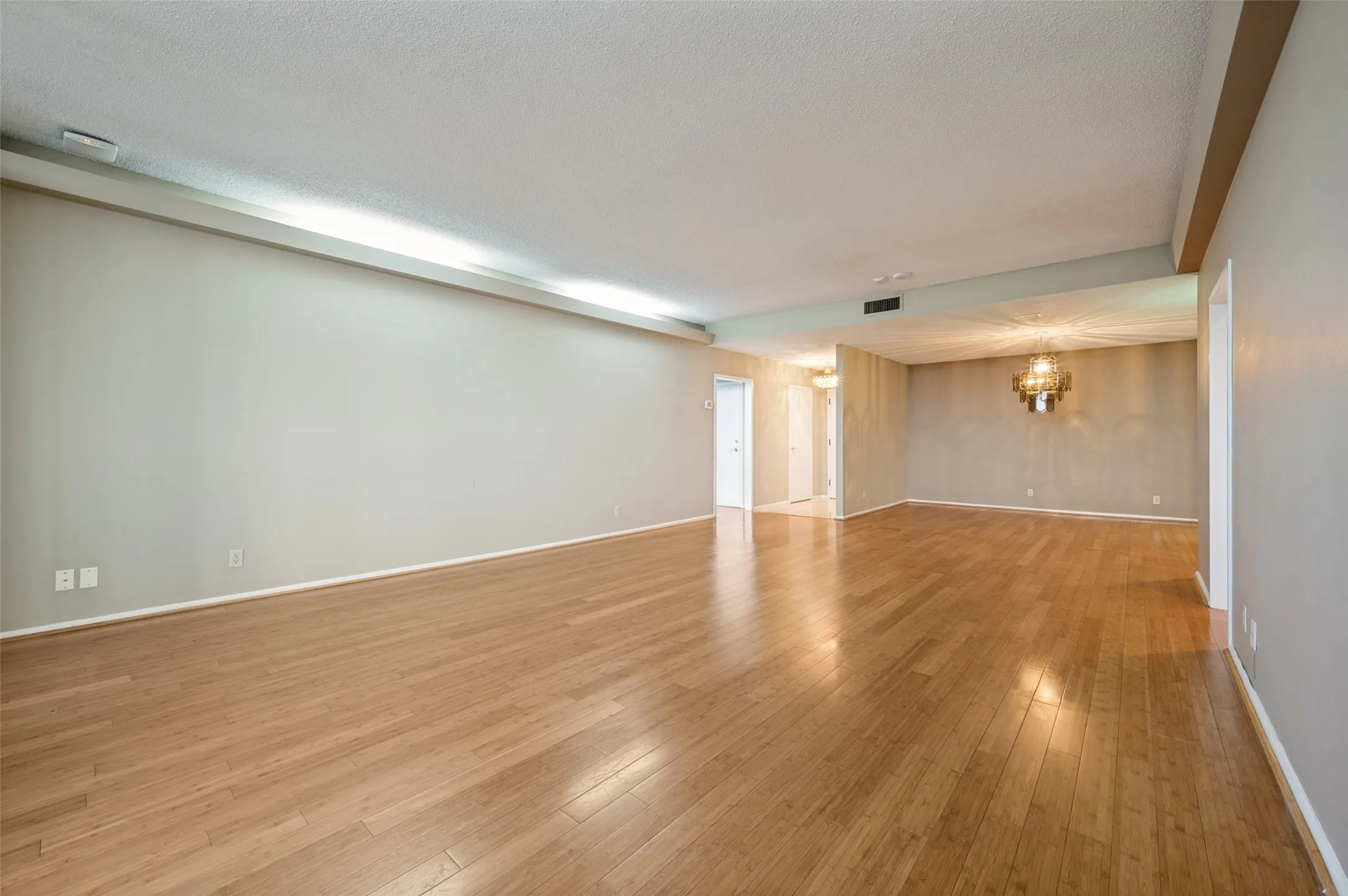 Condominium For Sale in Dallas County , 6335 W Northwest Highway 1013, Dallas, Texas 75225, 2 Bedroom, 2 Bathroom, 1 Garage spaces, 1,770 Sqft, built in 1966, mls#21303697, Real Estate Agent in Dallas, Homes For Sale in Dallas county, Homes For Sale in Dallas, Realtor in Dallas Texas, Real Estate Brokerage Independent Realty Texas, Luminita Cordes Realtor
