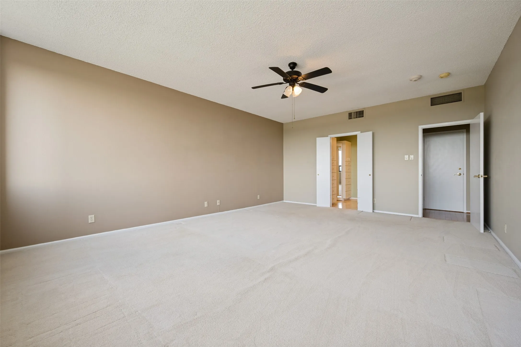 Condominium For Sale in Dallas County , 6335 W Northwest Highway 1013, Dallas, Texas 75225, 2 Bedroom, 2 Bathroom, 1 Garage spaces, 1,770 Sqft, built in 1966, mls#21303697, Real Estate Agent in Dallas, Homes For Sale in Dallas county, Homes For Sale in Dallas, Realtor in Dallas Texas, Real Estate Brokerage Independent Realty Texas, Luminita Cordes Realtor