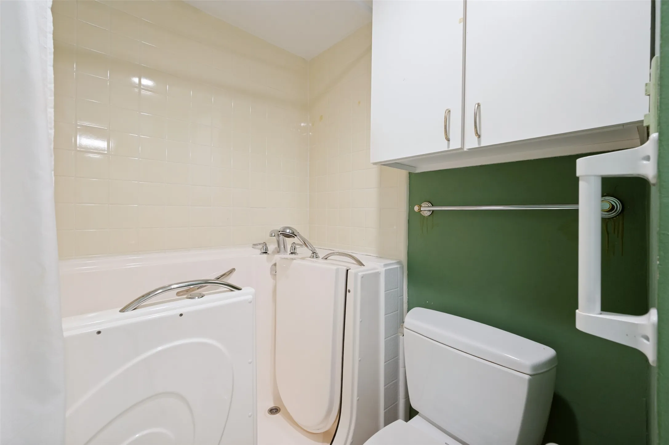 Walk in bath tub/shower