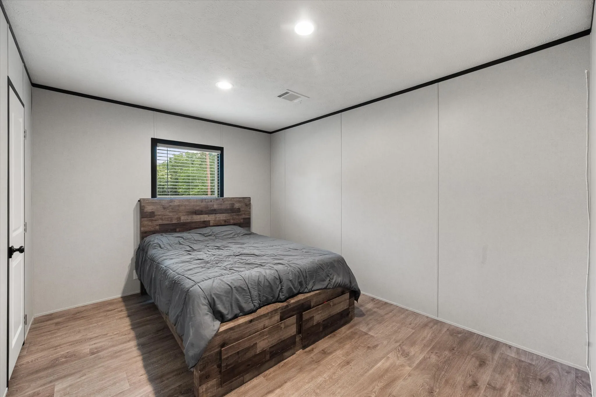 Secondary bedroom.