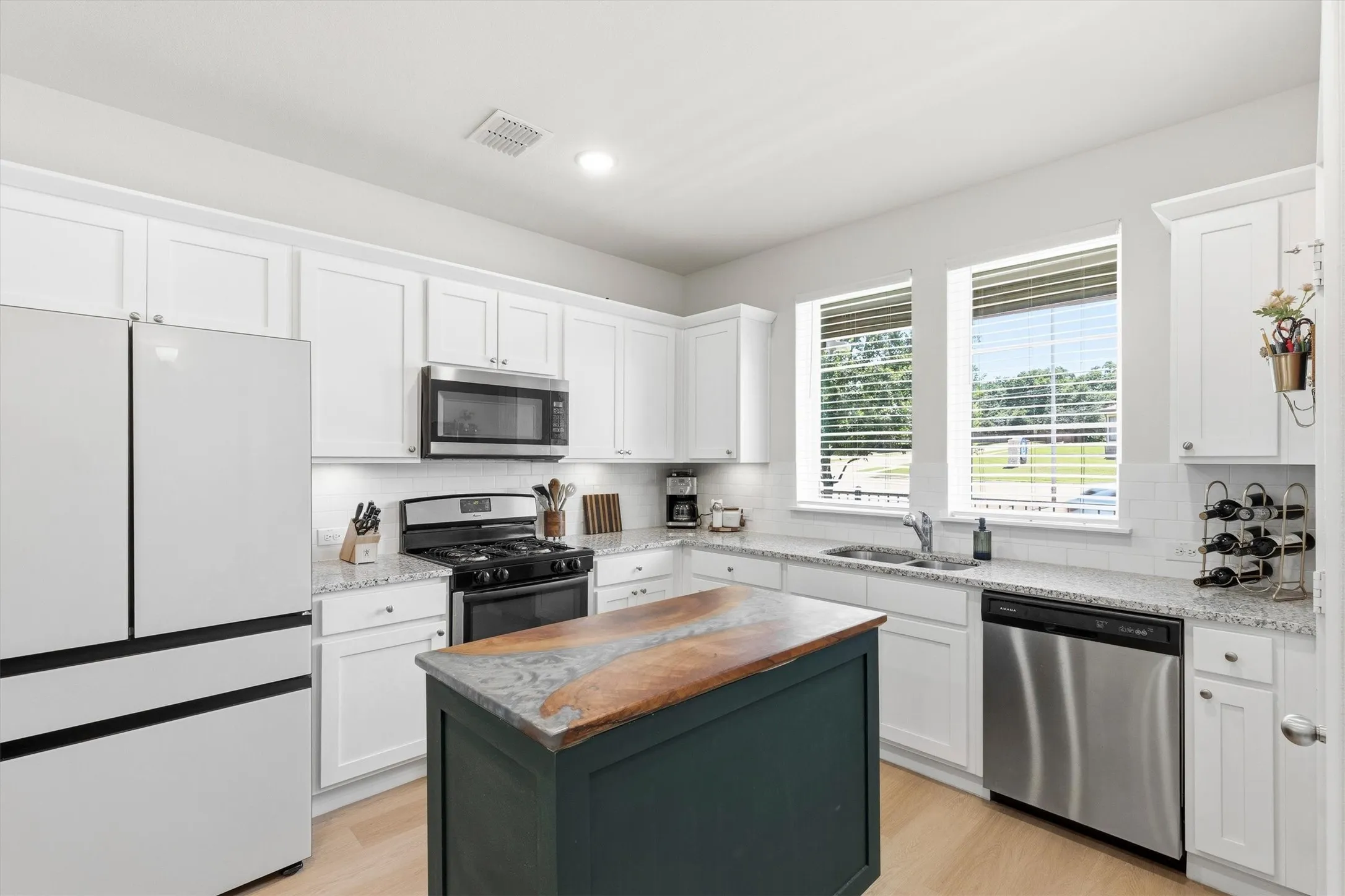 Townhouse For Rent in Tarrant County , 7688 Resting Mews, North Richland Hills, Texas 76182, 3 Bedroom, 3 Bathroom, 2 Garage spaces, 1,497 Sqft, built in 2020, mls#21307612, Real Estate Agent in North Richland Hills, Homes For Rent in Tarrant county, Homes For Rent in North Richland Hills, Realtor in North Richland Hills Texas, Real Estate Brokerage Independent Realty Texas, Luminita Cordes Realtor