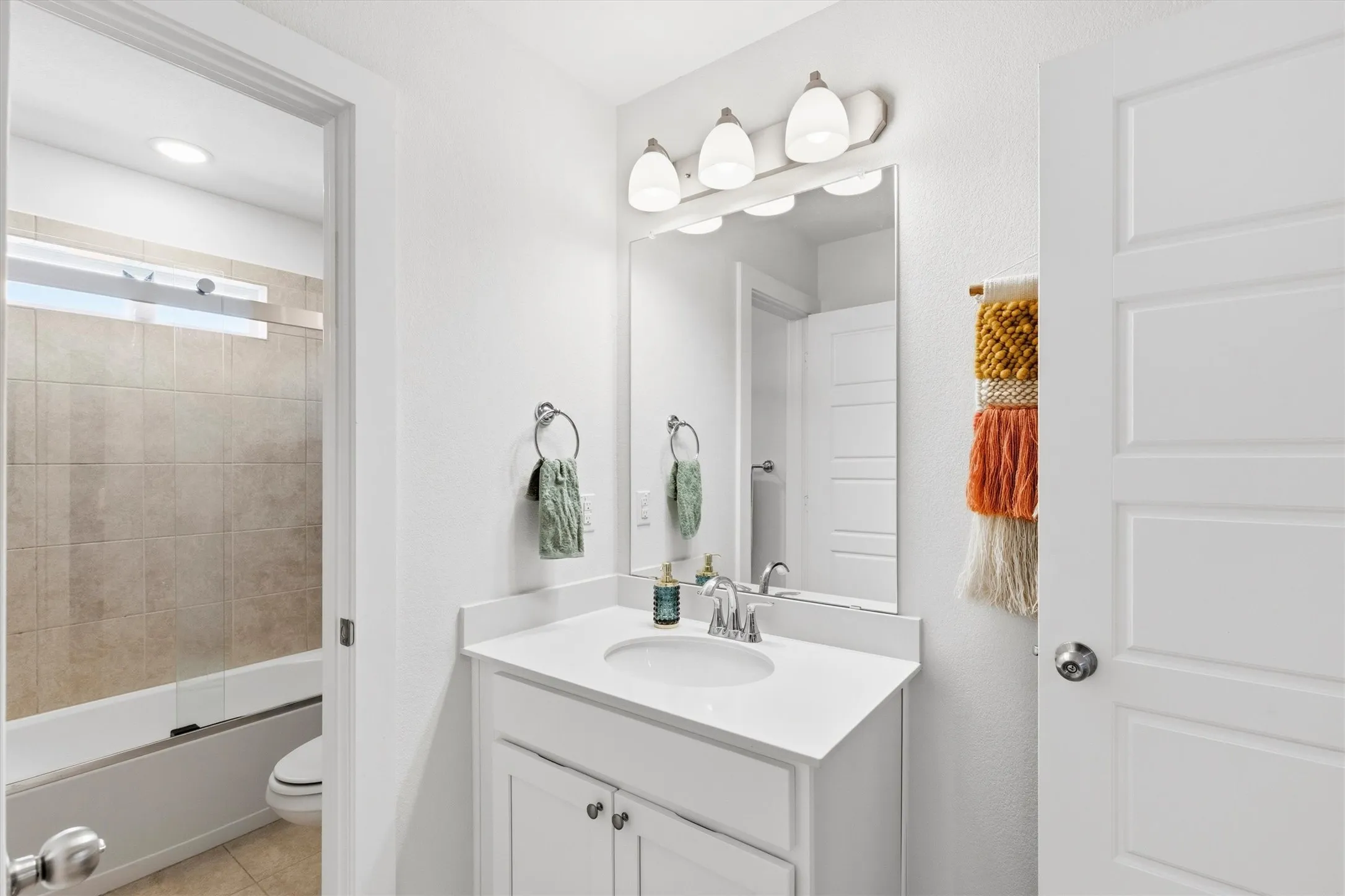 Townhouse For Rent in Tarrant County , 7688 Resting Mews, North Richland Hills, Texas 76182, 3 Bedroom, 3 Bathroom, 2 Garage spaces, 1,497 Sqft, built in 2020, mls#21307612, Real Estate Agent in North Richland Hills, Homes For Rent in Tarrant county, Homes For Rent in North Richland Hills, Realtor in North Richland Hills Texas, Real Estate Brokerage Independent Realty Texas, Luminita Cordes Realtor